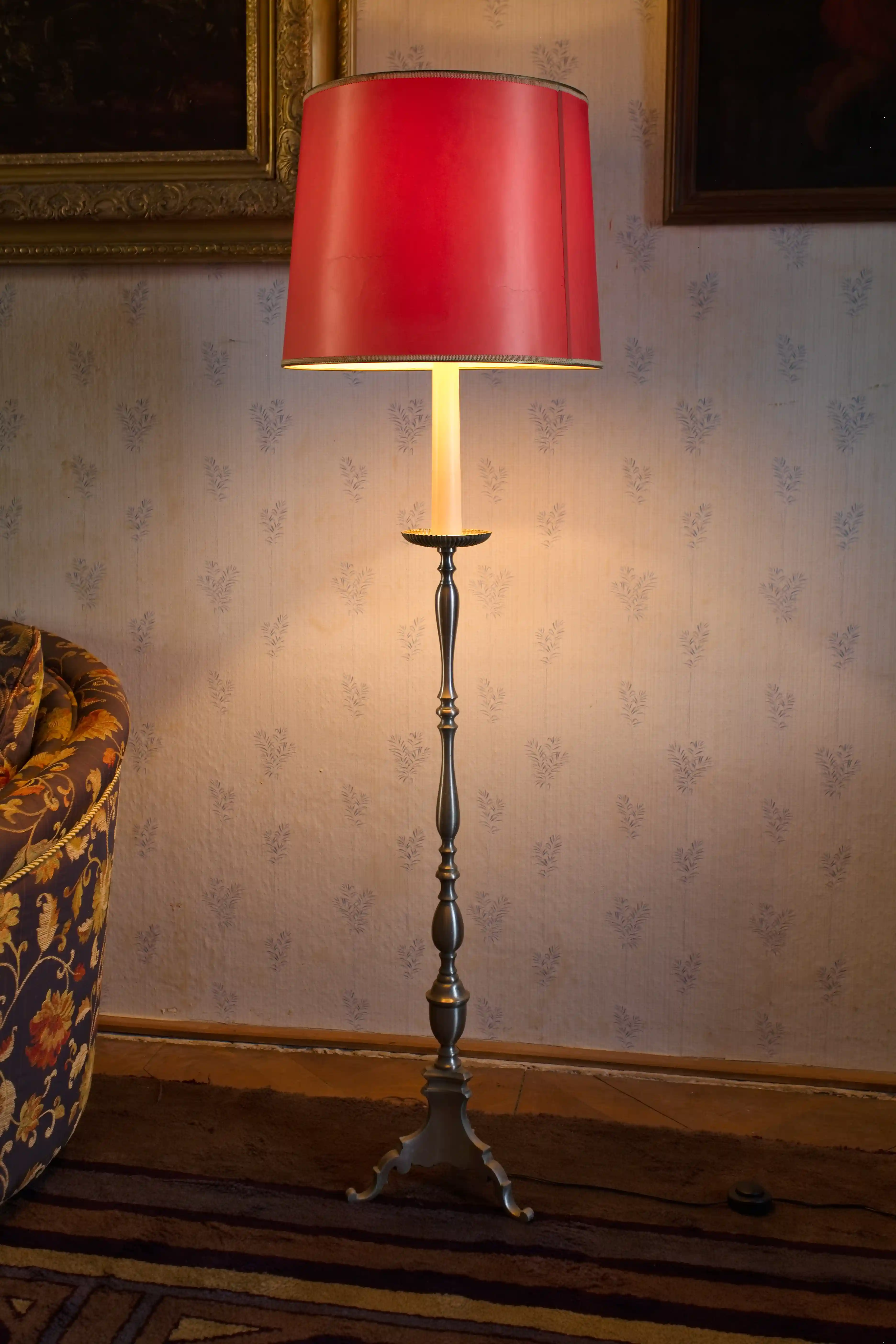 Mosazná stojací lampa s látkovým stínidlem