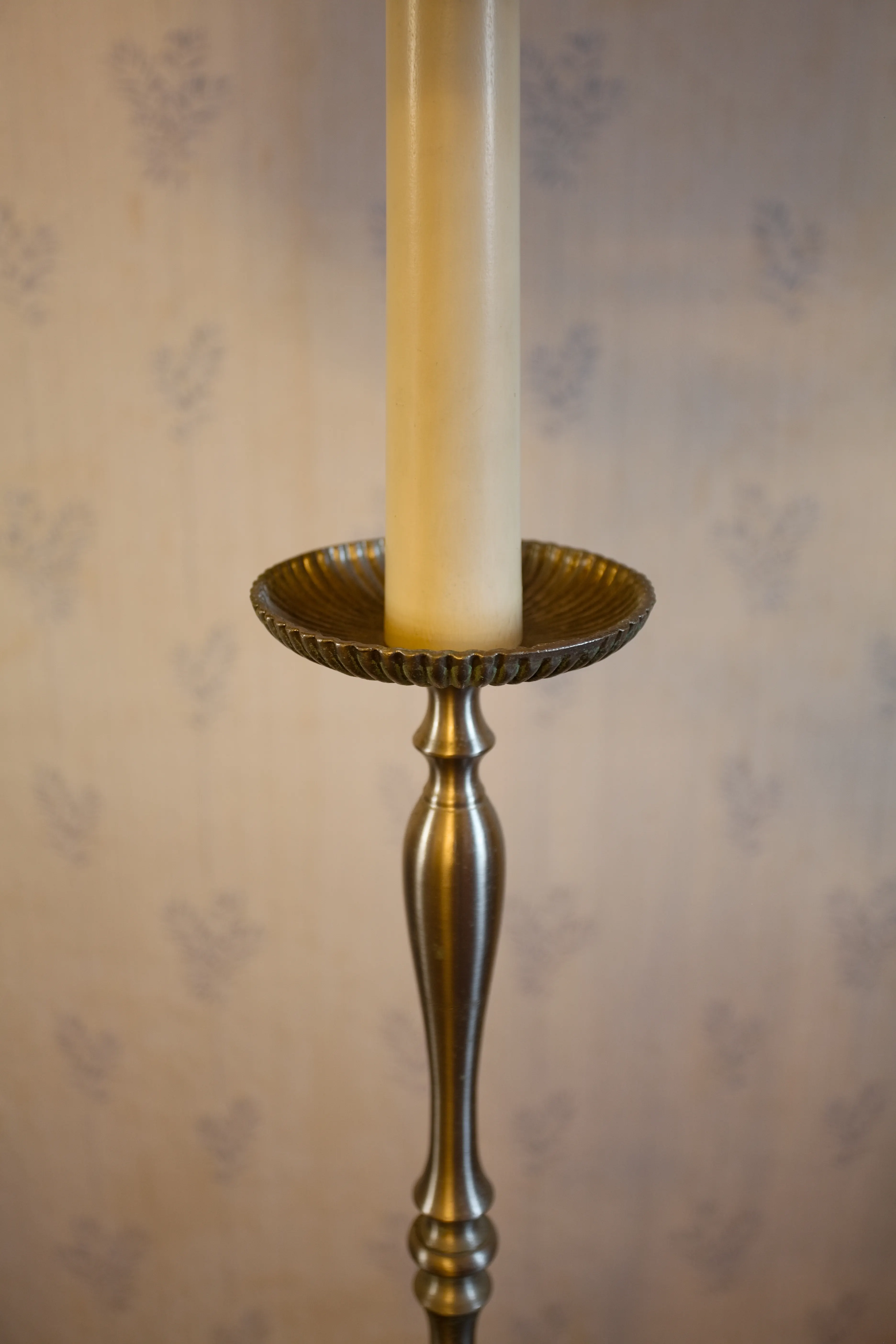 Mosazná stojací lampa s látkovým stínidlem