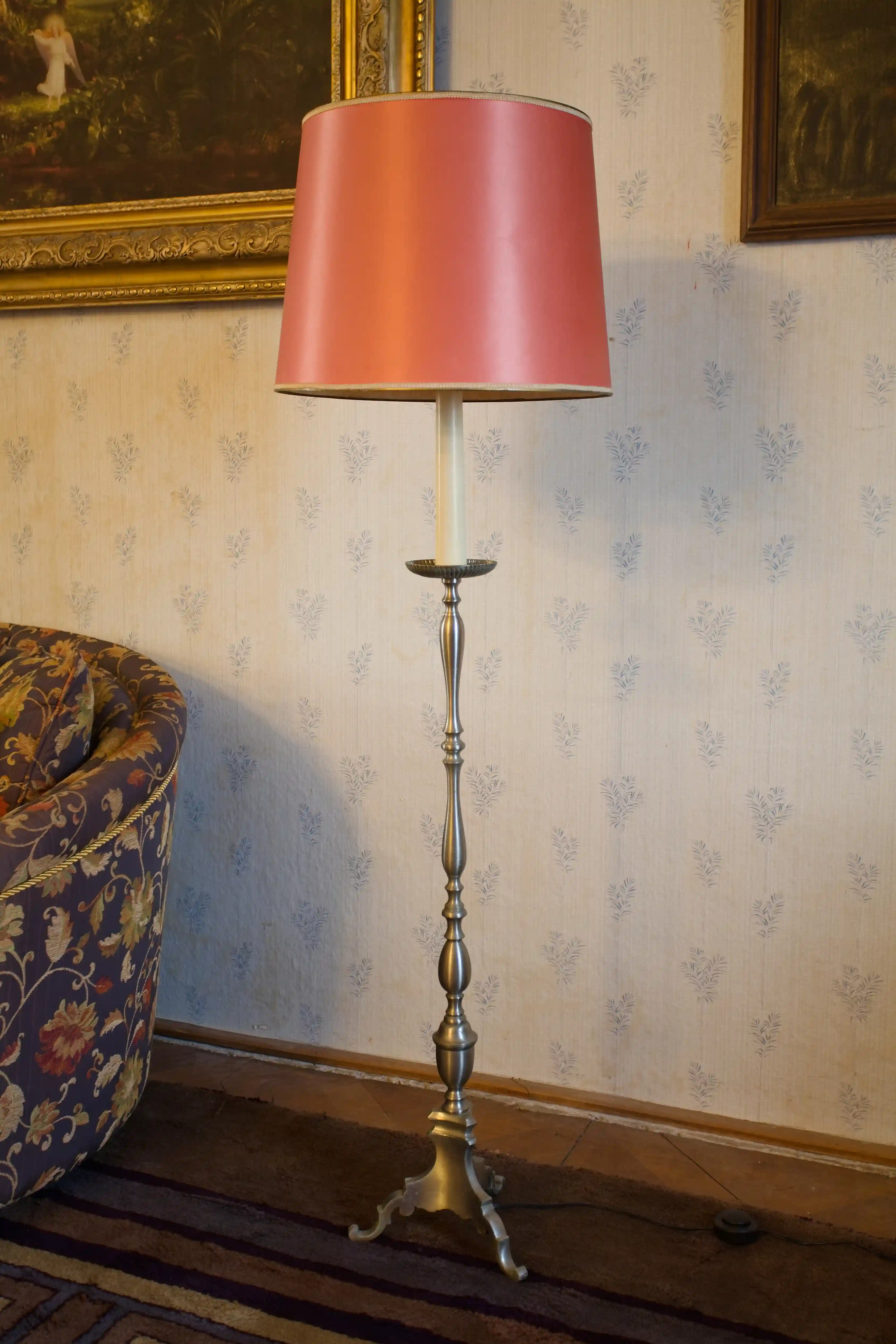 Mosazná stojací lampa s látkovým stínidlem