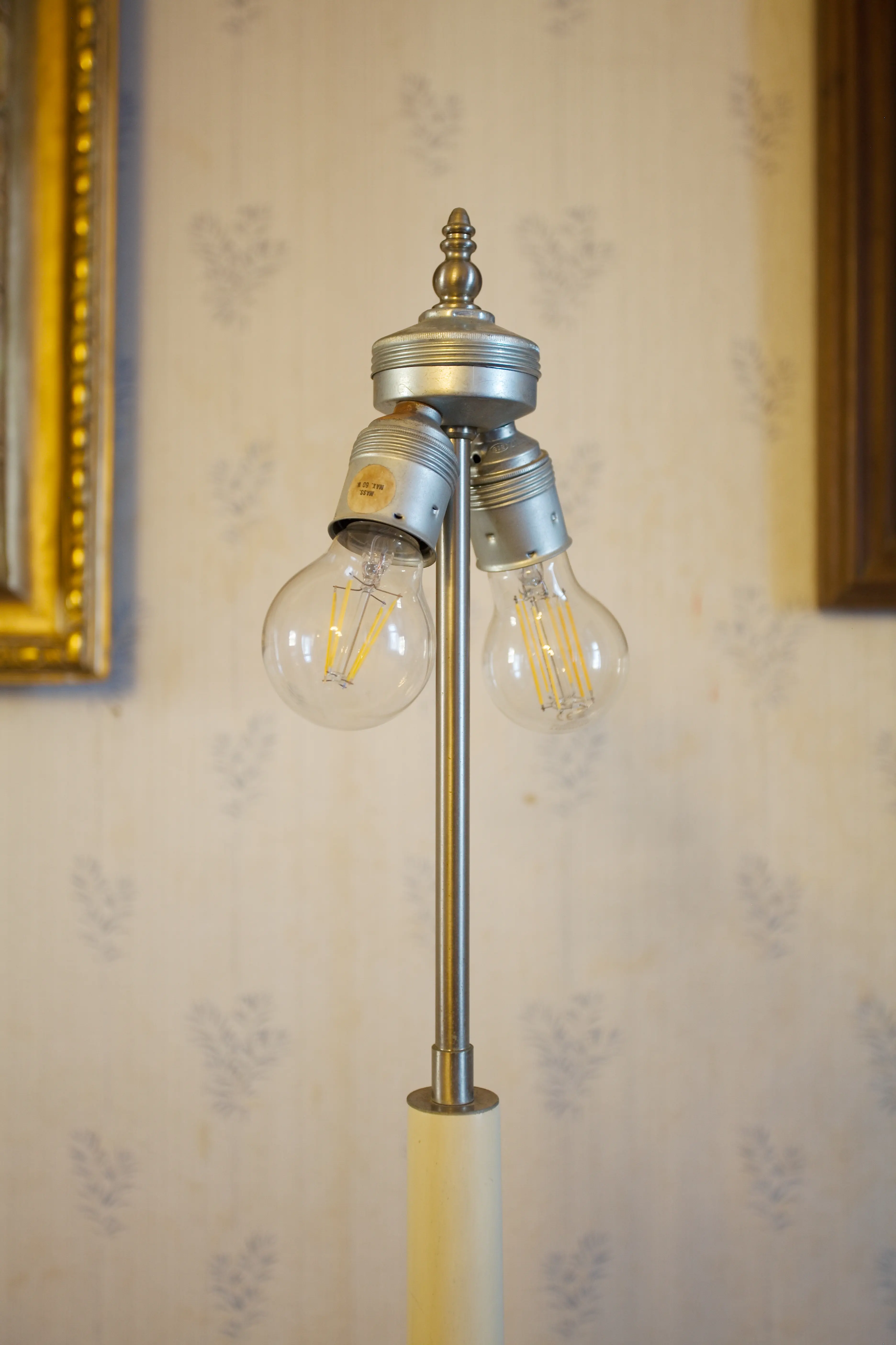 Mosazná stojací lampa s látkovým stínidlem