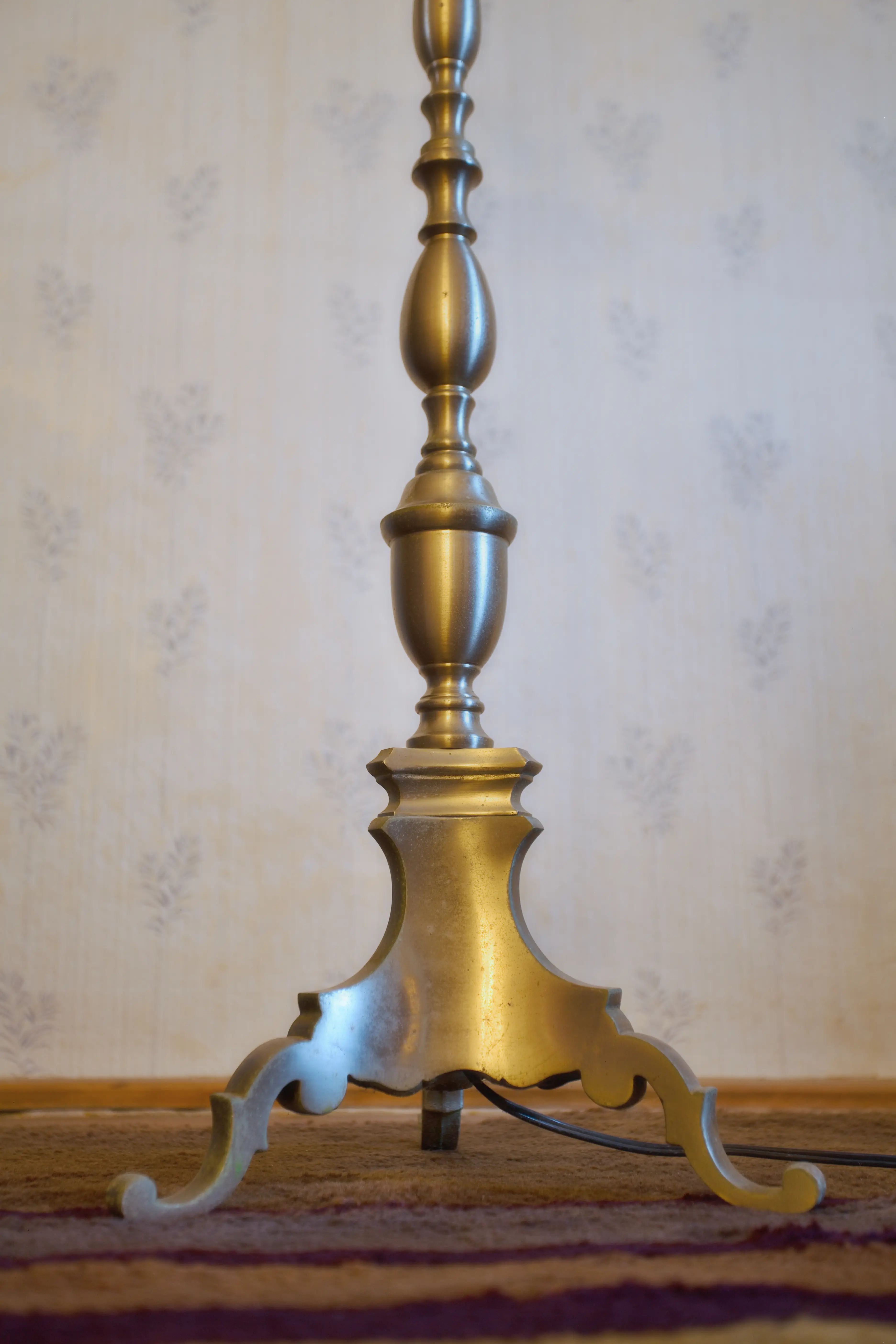 Mosazná stojací lampa s látkovým stínidlem