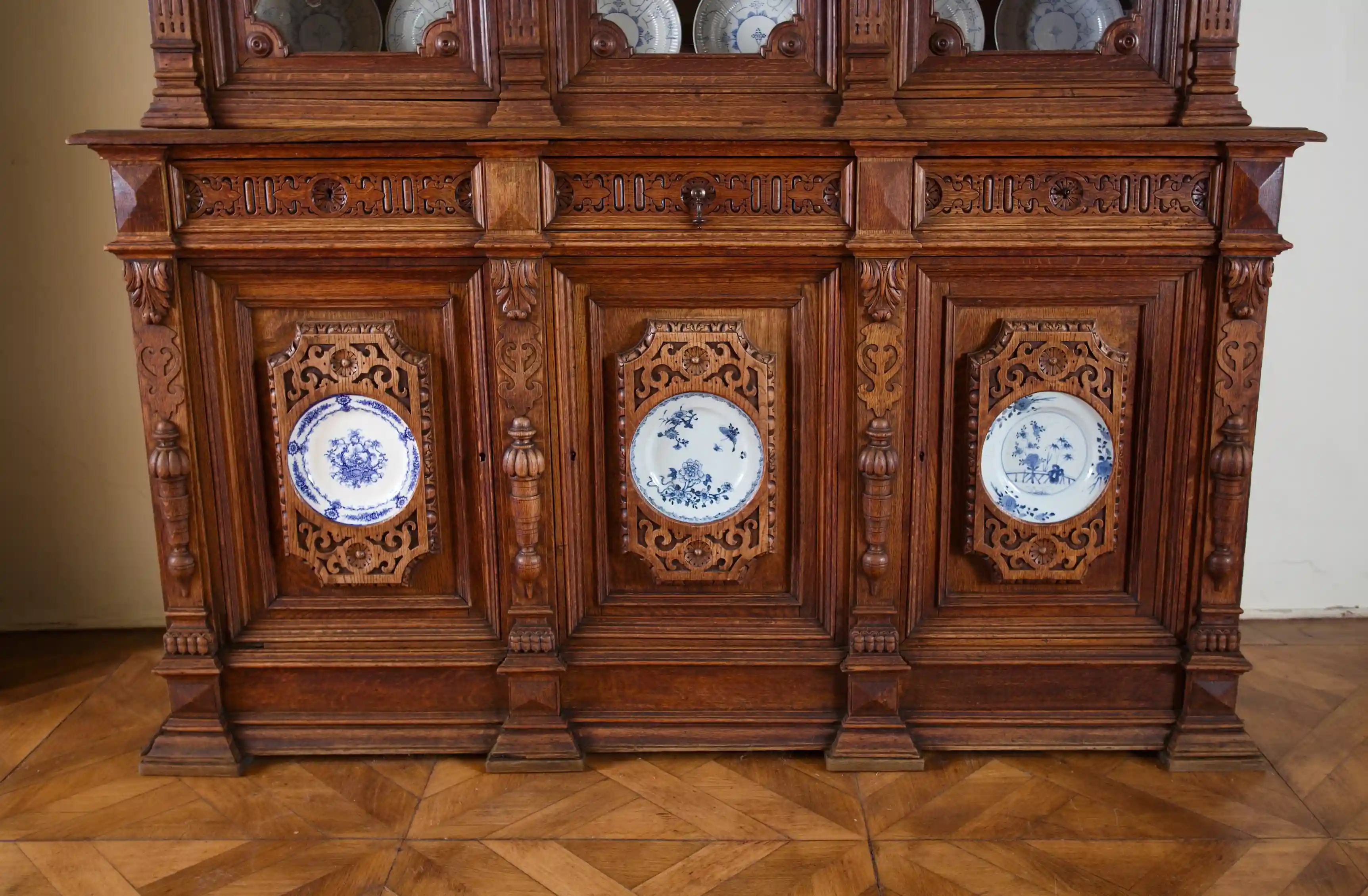 Monumentální zámecká neorenesanční vitrína s vestavěnými porcelánovými talíři, 19. století
