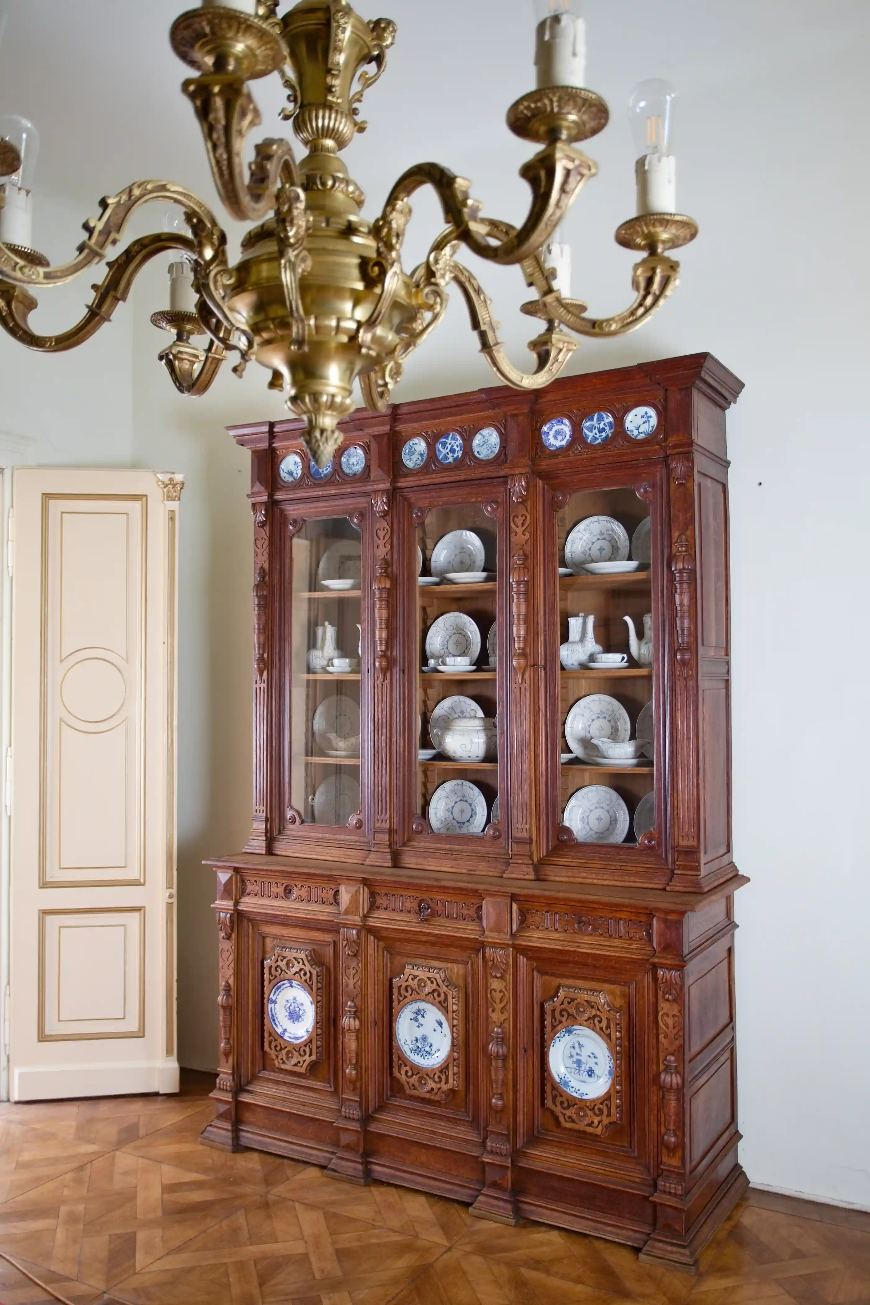 Monumentální zámecká neorenesanční vitrína s vestavěnými porcelánovými talíři, 19. století