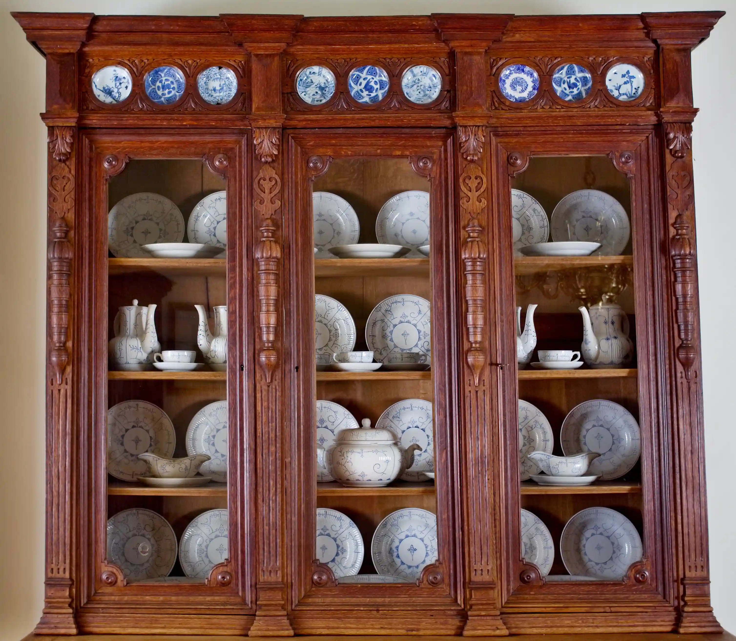 Monumentální zámecká neorenesanční vitrína s vestavěnými porcelánovými talíři, 19. století