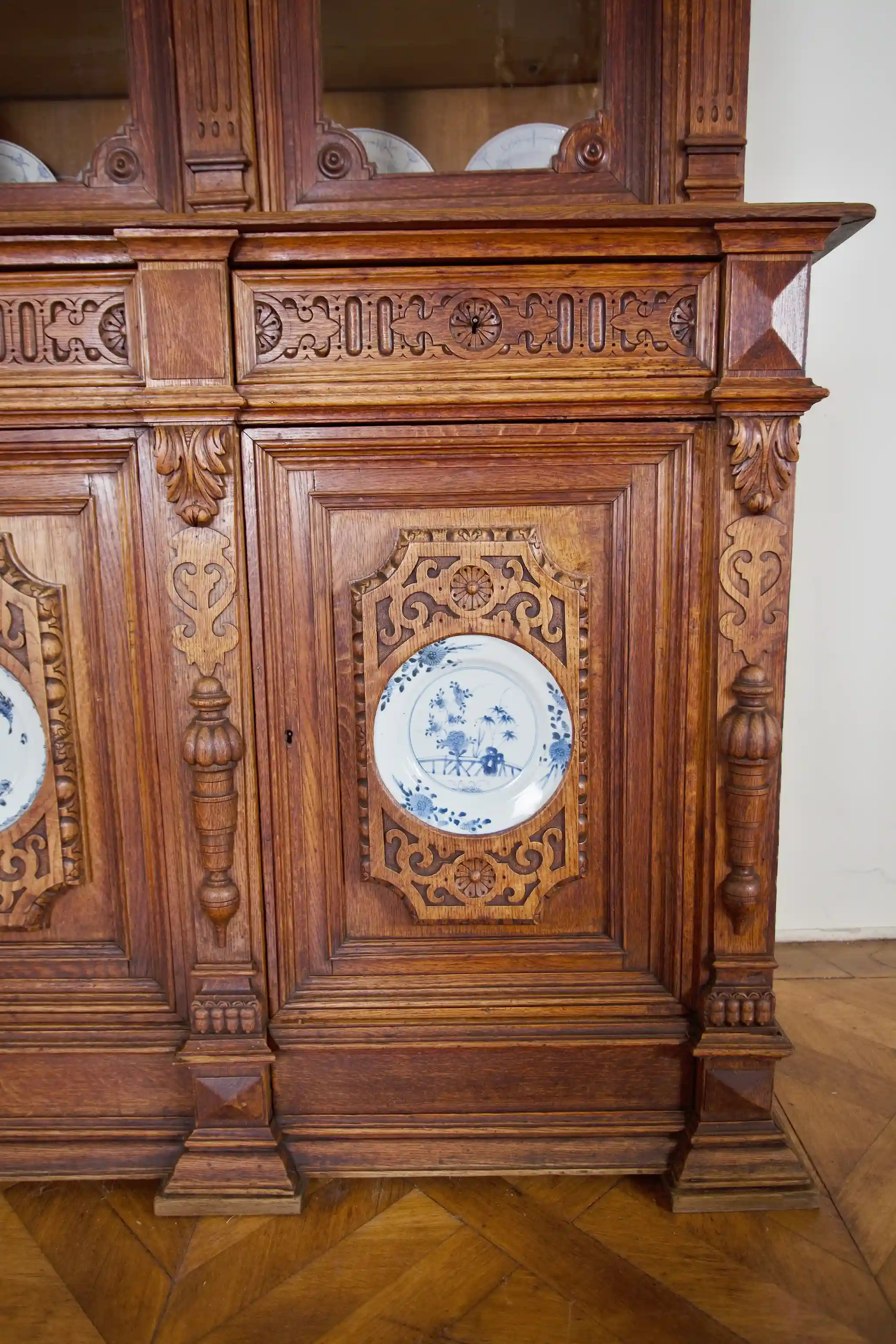Monumentální zámecká neorenesanční vitrína s vestavěnými porcelánovými talíři, 19. století