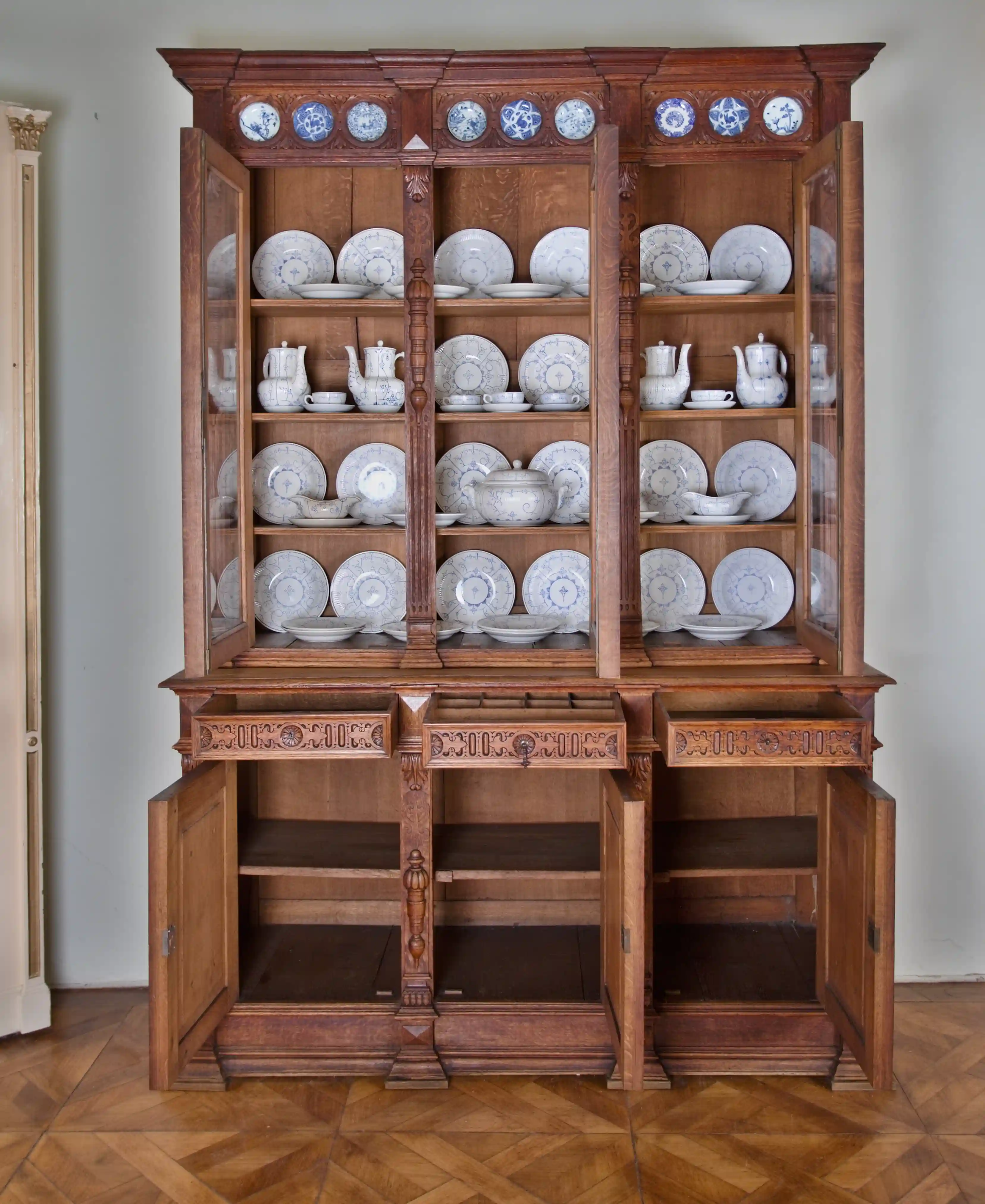 Monumentální zámecká neorenesanční vitrína s vestavěnými porcelánovými talíři, 19. století