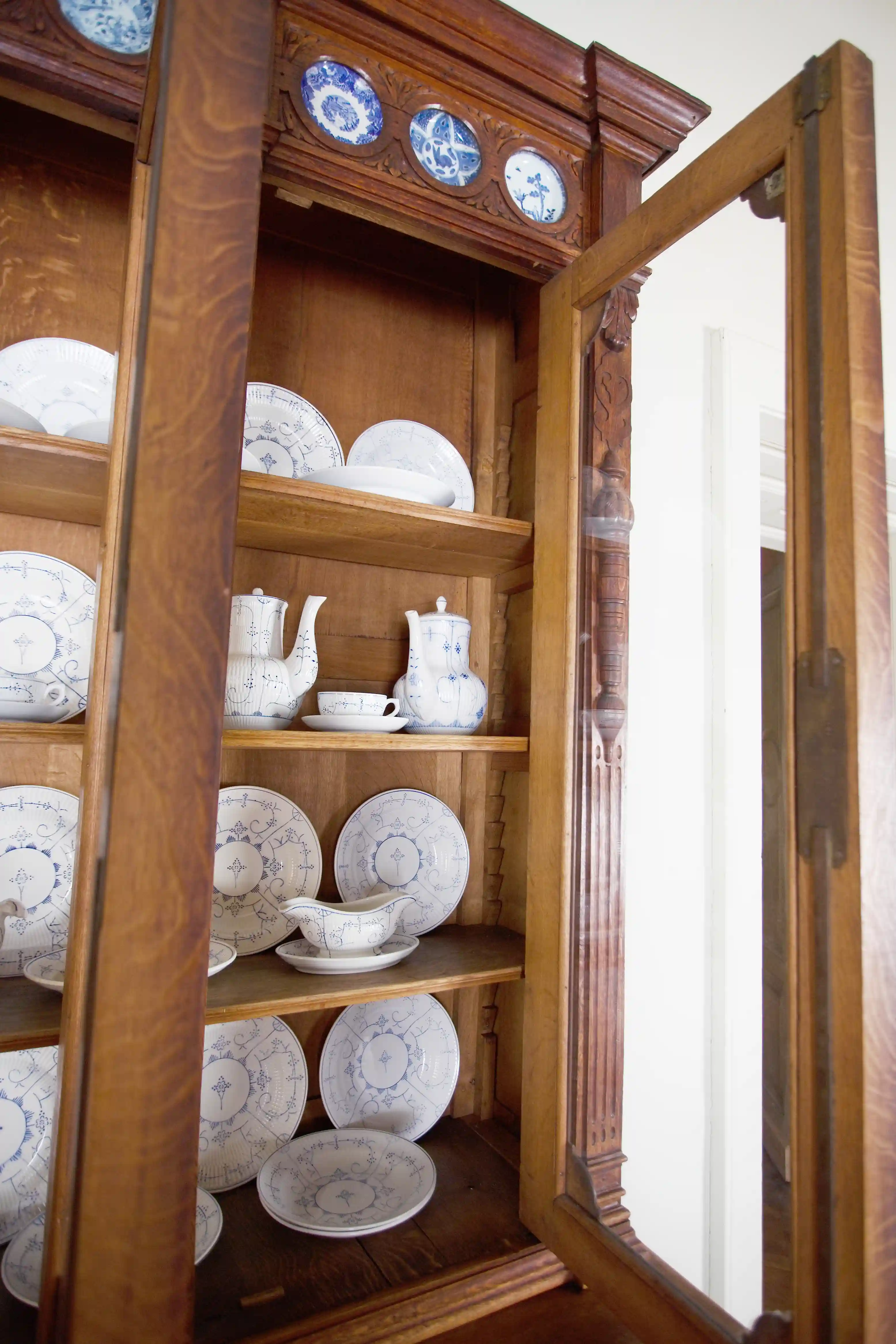 Monumentální zámecká neorenesanční vitrína s vestavěnými porcelánovými talíři, 19. století