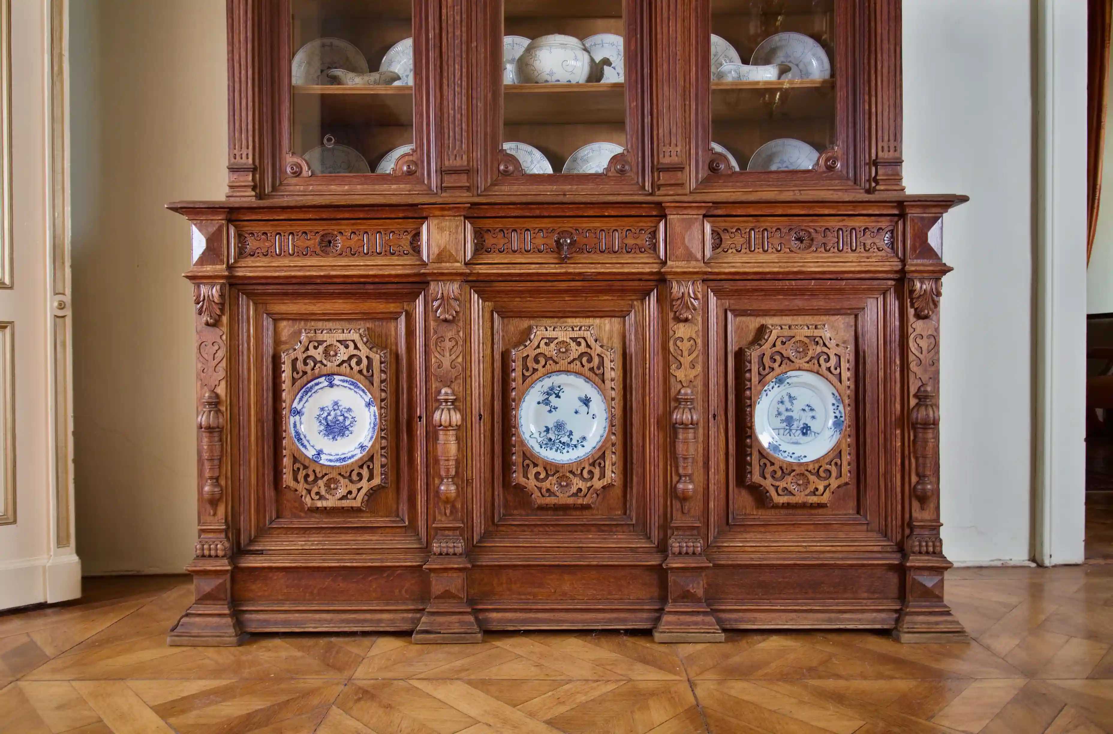 Monumentální zámecká neorenesanční vitrína s vestavěnými porcelánovými talíři, 19. století