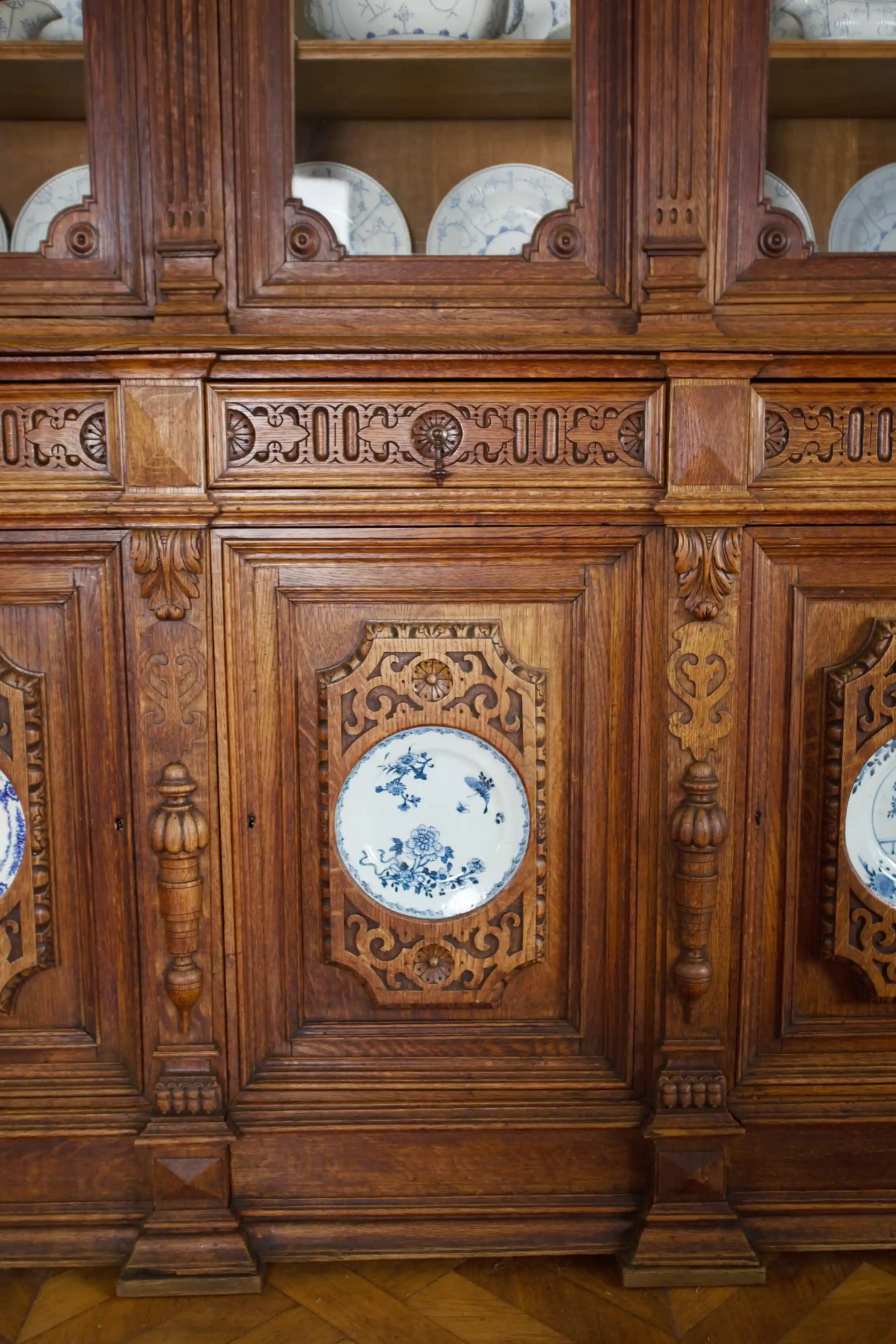 Monumentální zámecká neorenesanční vitrína s vestavěnými porcelánovými talíři, 19. století