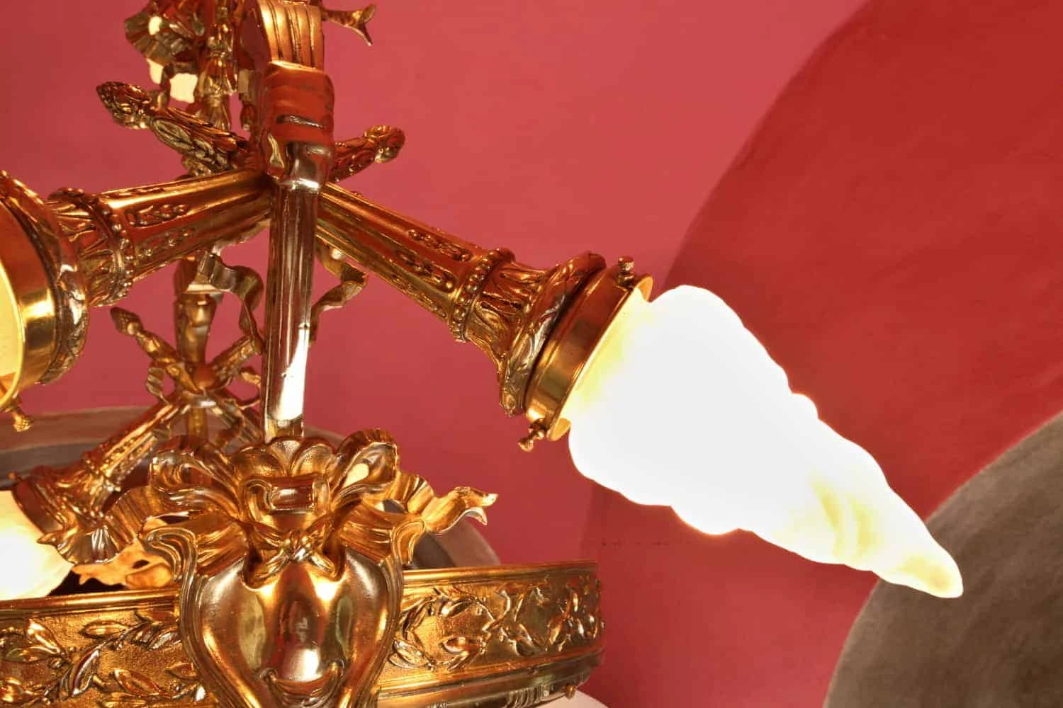 Velký francouzský lustr. Secese. Masivní. 7 žárovek