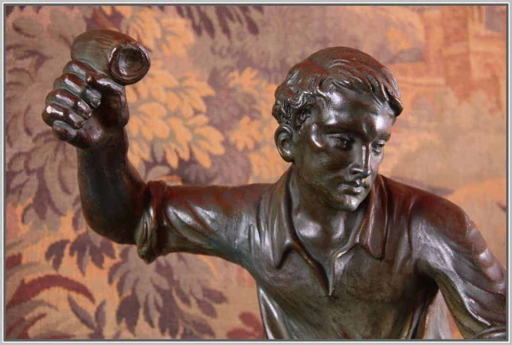 Patinovaná kovová socha na mramorovém podstavci