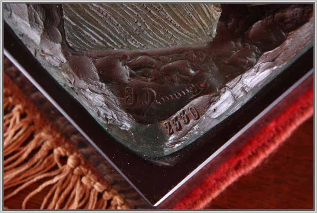 Patinovaná kovová socha na mramorovém podstavci