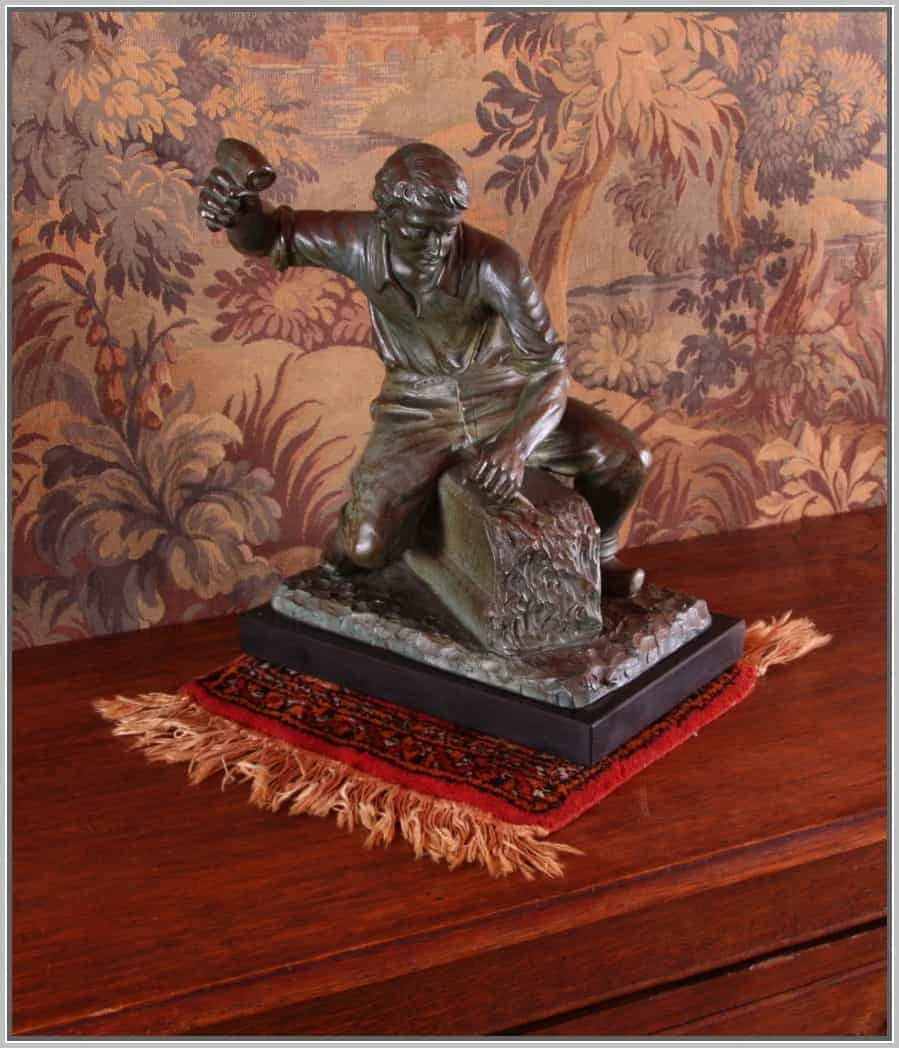 Patinovaná kovová socha na mramorovém podstavci