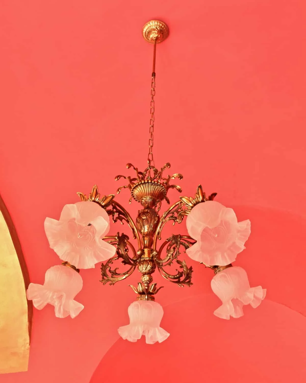 Bohatě zdobený lustr s květinovými stínidly