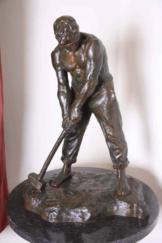 Bronzová socha muže. V. DEMANET
