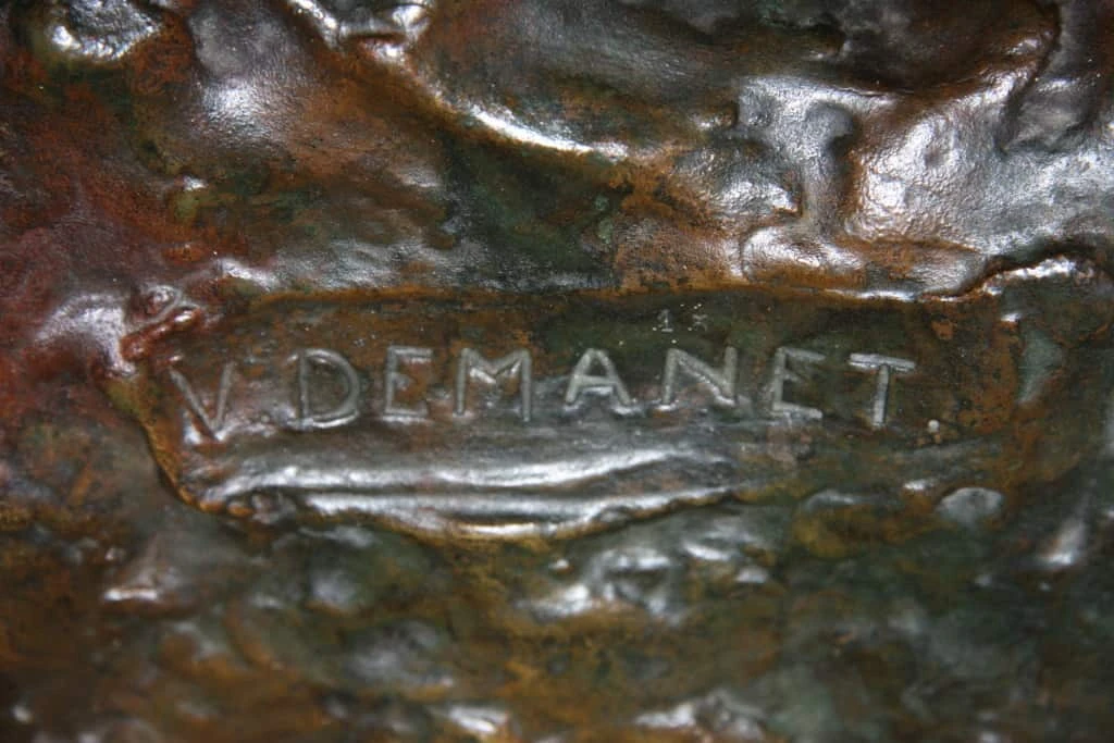 Bronzová socha muže. V. DEMANET