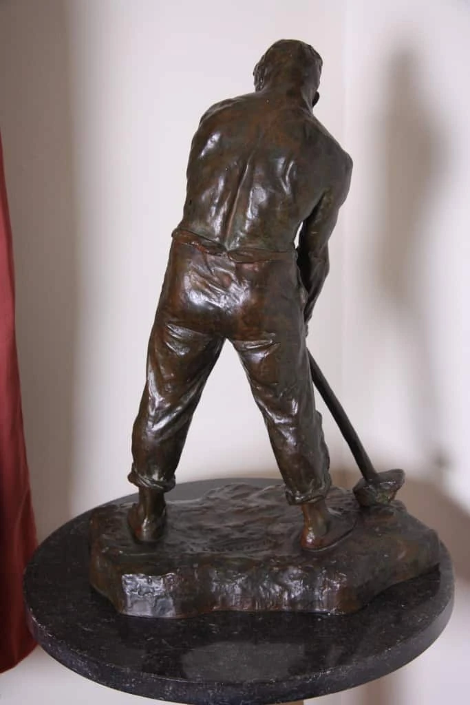 Bronzová socha muže. V. DEMANET
