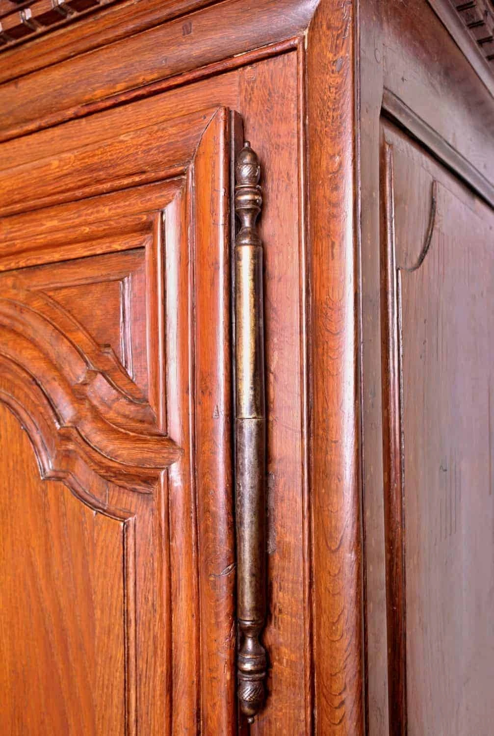 Dubová skříň z 18. století – zrestaurovaná