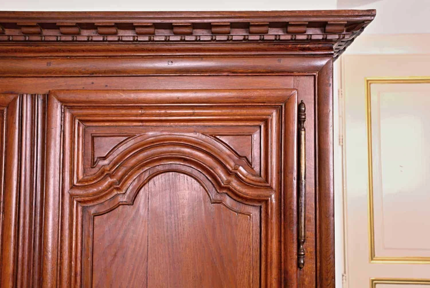 Dubová skříň z 18. století – zrestaurovaná