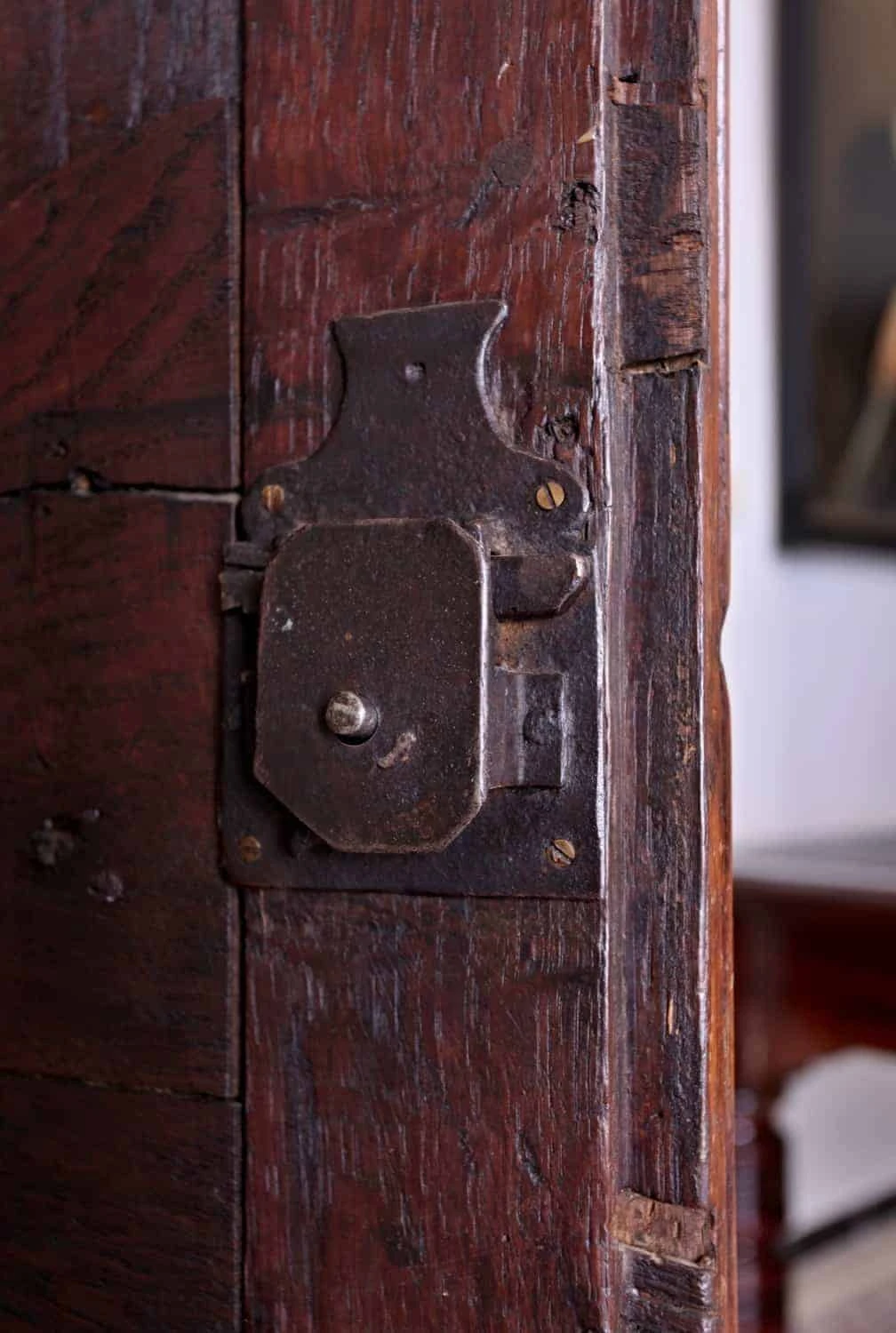 Dubová skříň z 18. století – zrestaurovaná