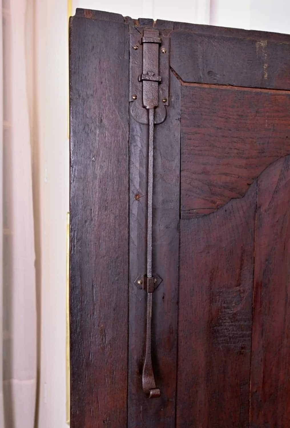 Dubová skříň z 18. století – zrestaurovaná