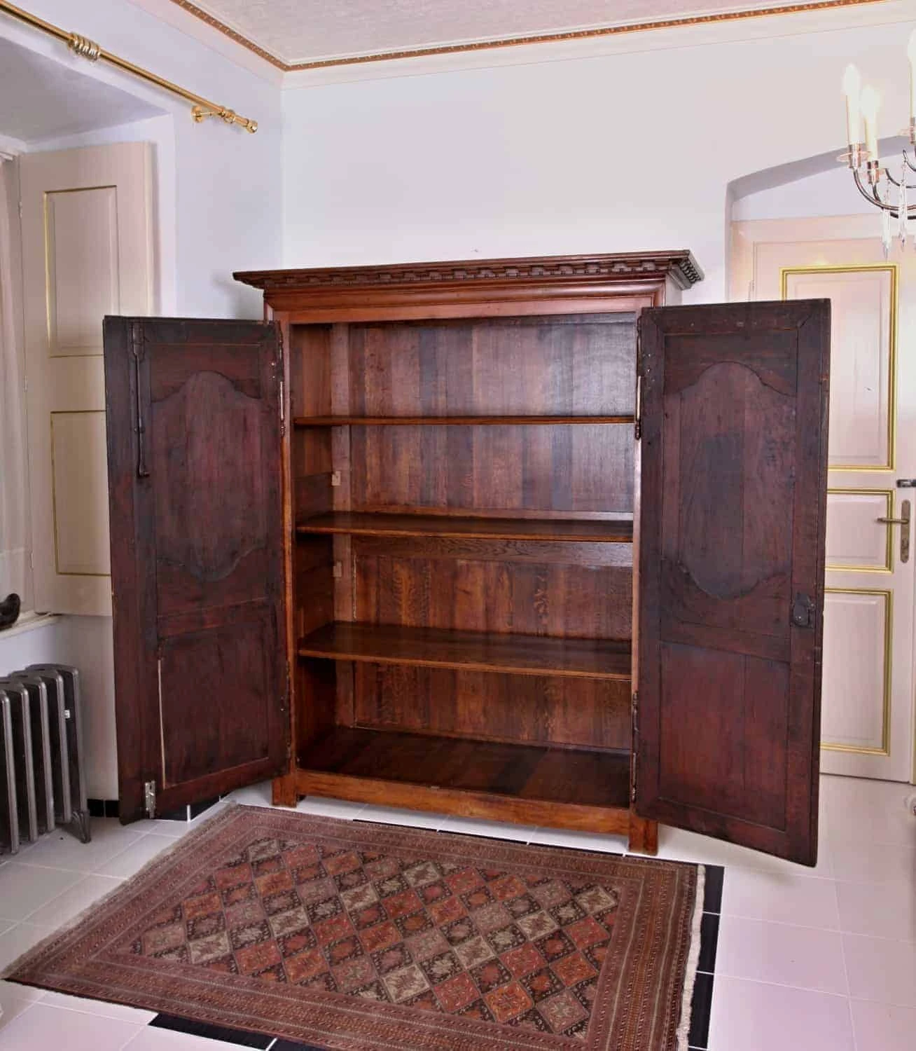 Dubová skříň z 18. století – zrestaurovaná