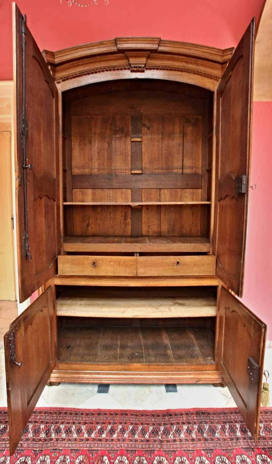 Namurská skříň z 18. století