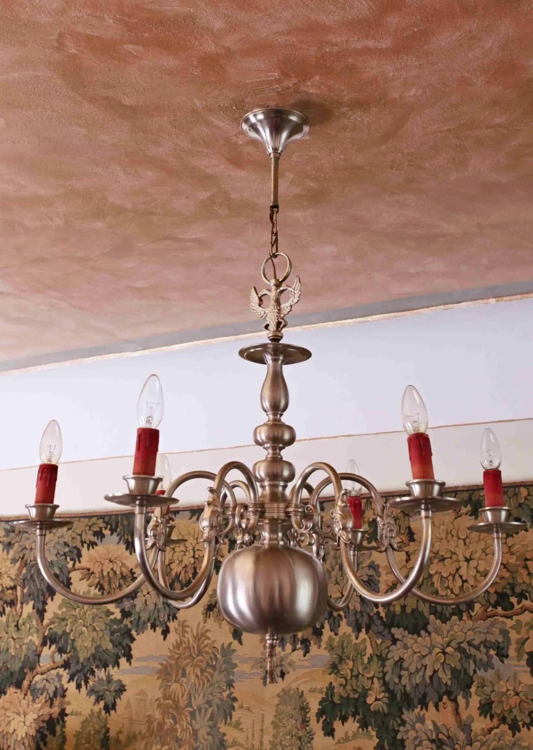 Vlámský lustr z bílého kovu. Šestiramenný