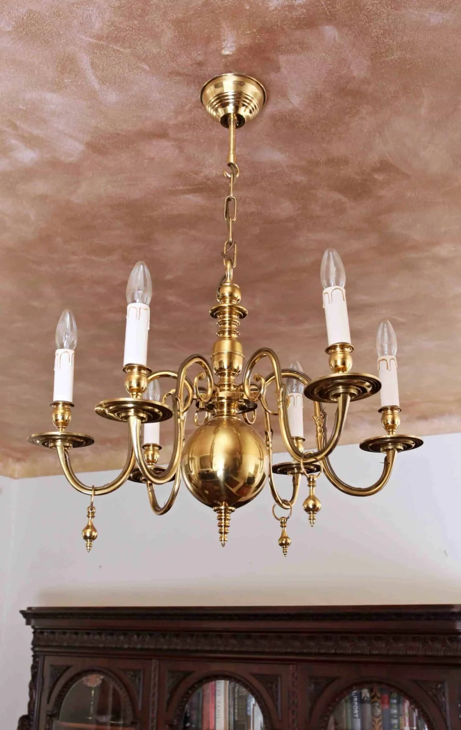 Bronzový lustr. Zlacený. Zrenovovaný