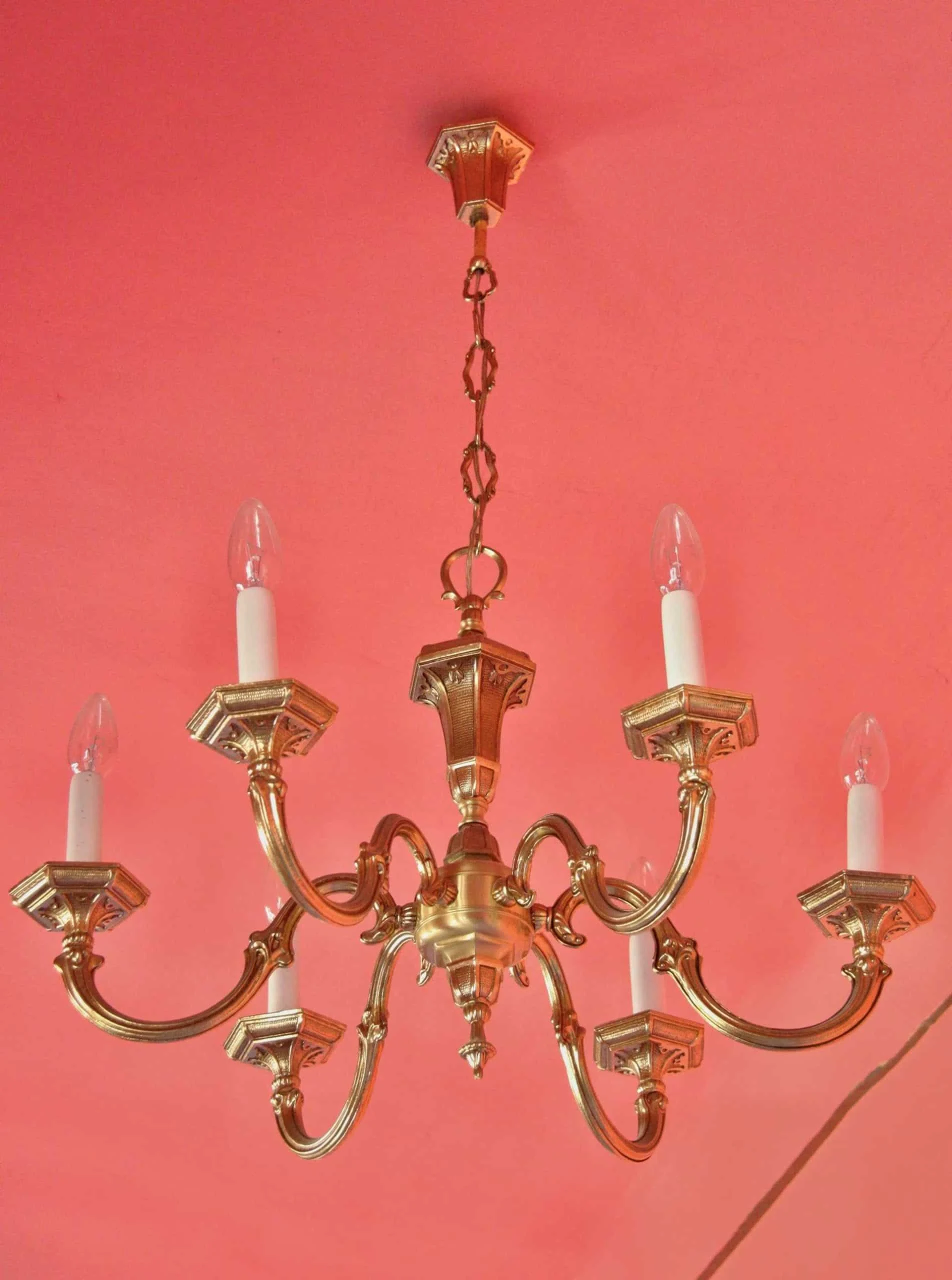 Krásný šestiramenný lustr z leštěné mosazi