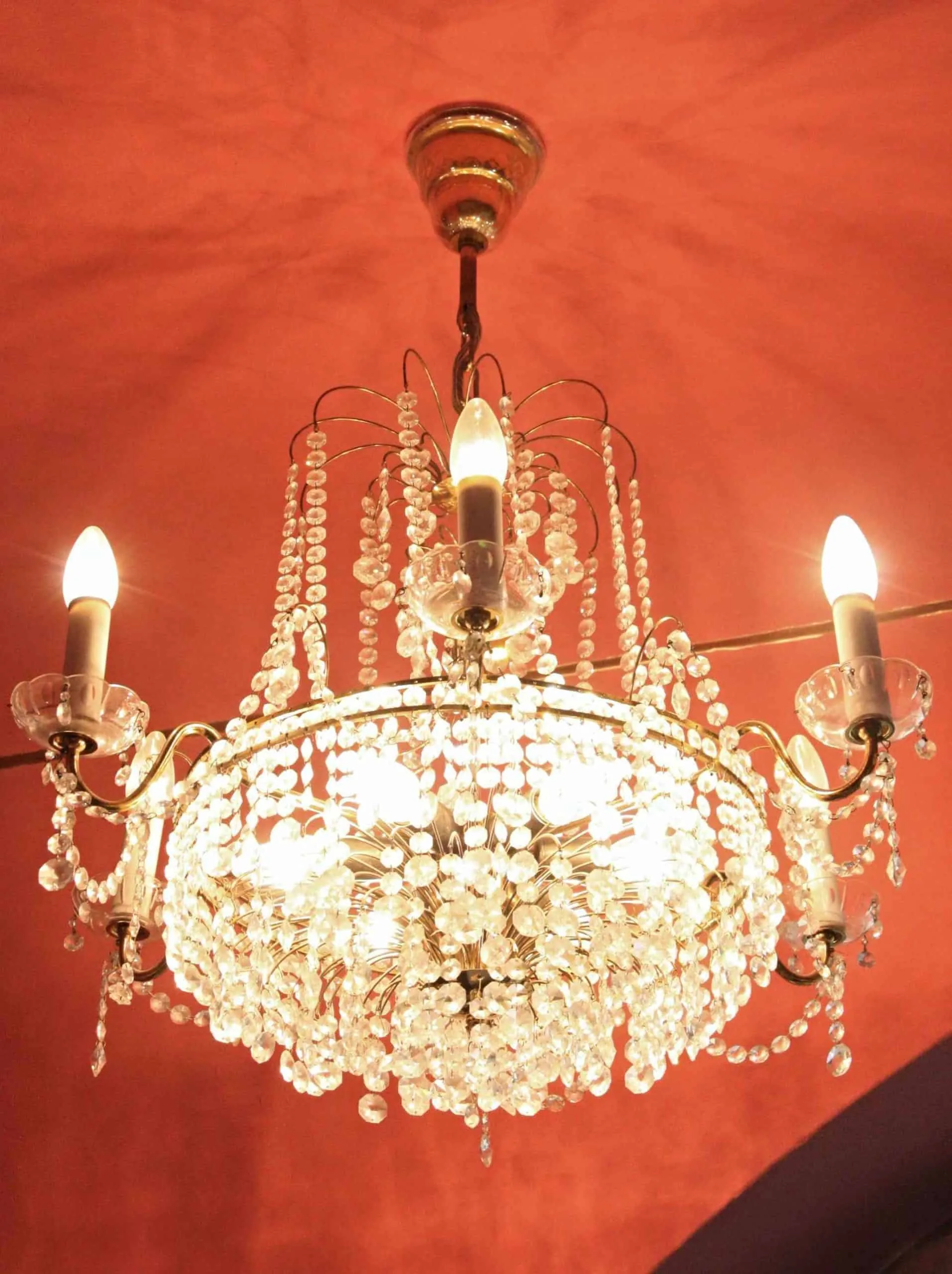 Křišťálový lustr v empírovém stylu