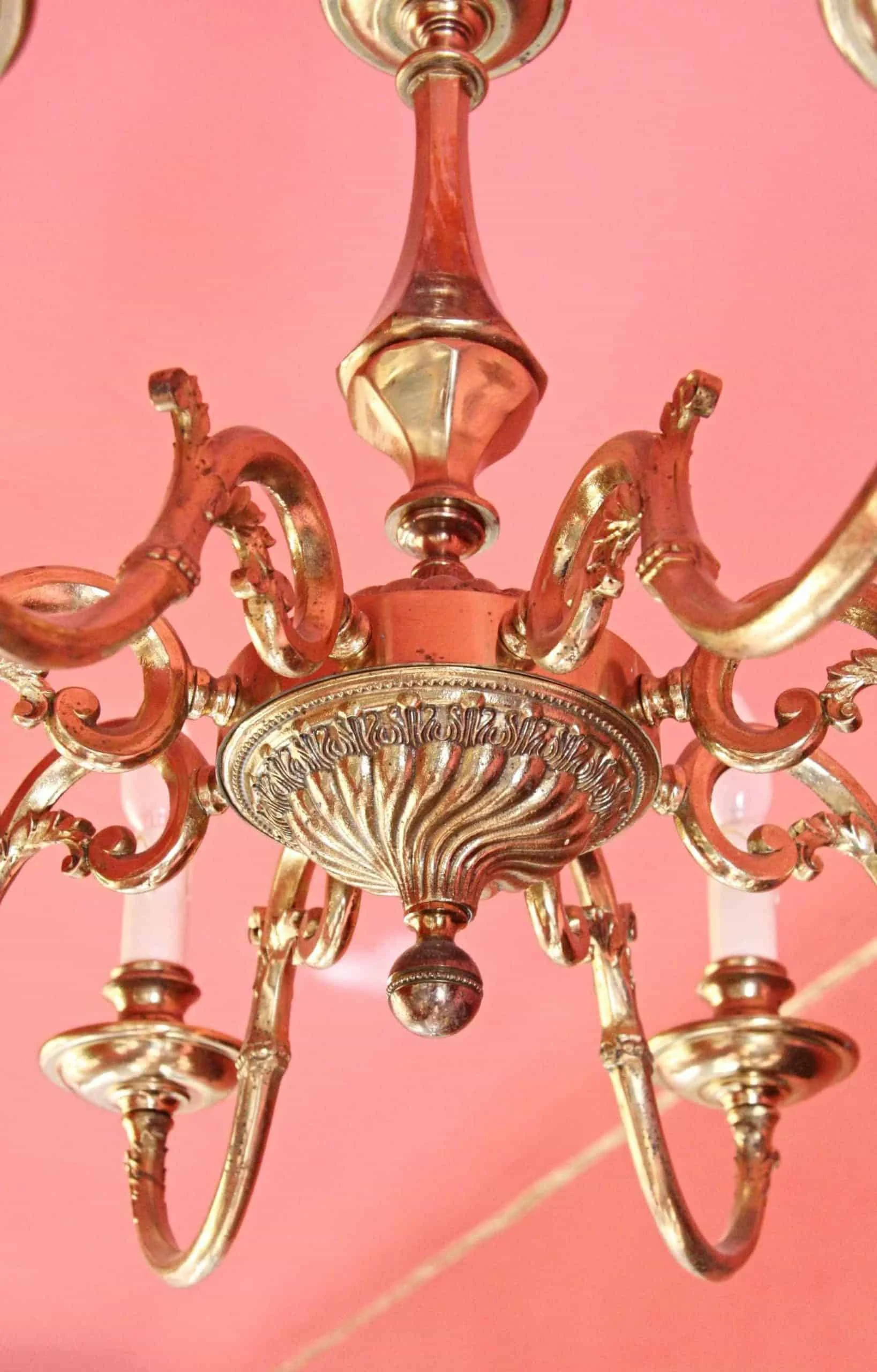 Osmiramenný lustr z leštěné mosazi. Perfektní stav