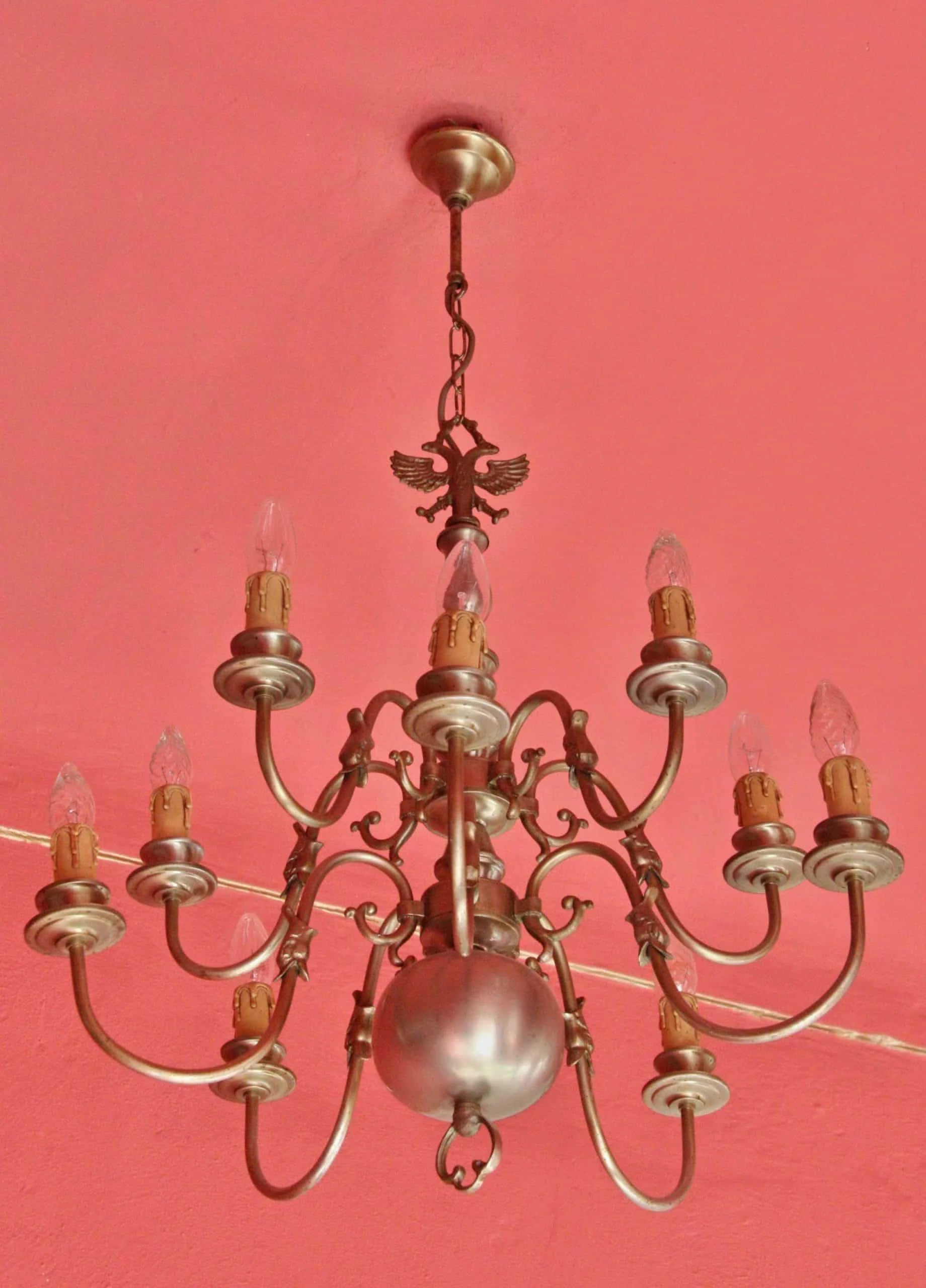 Vlámský lustr z bílého kovu. Dvouetážový