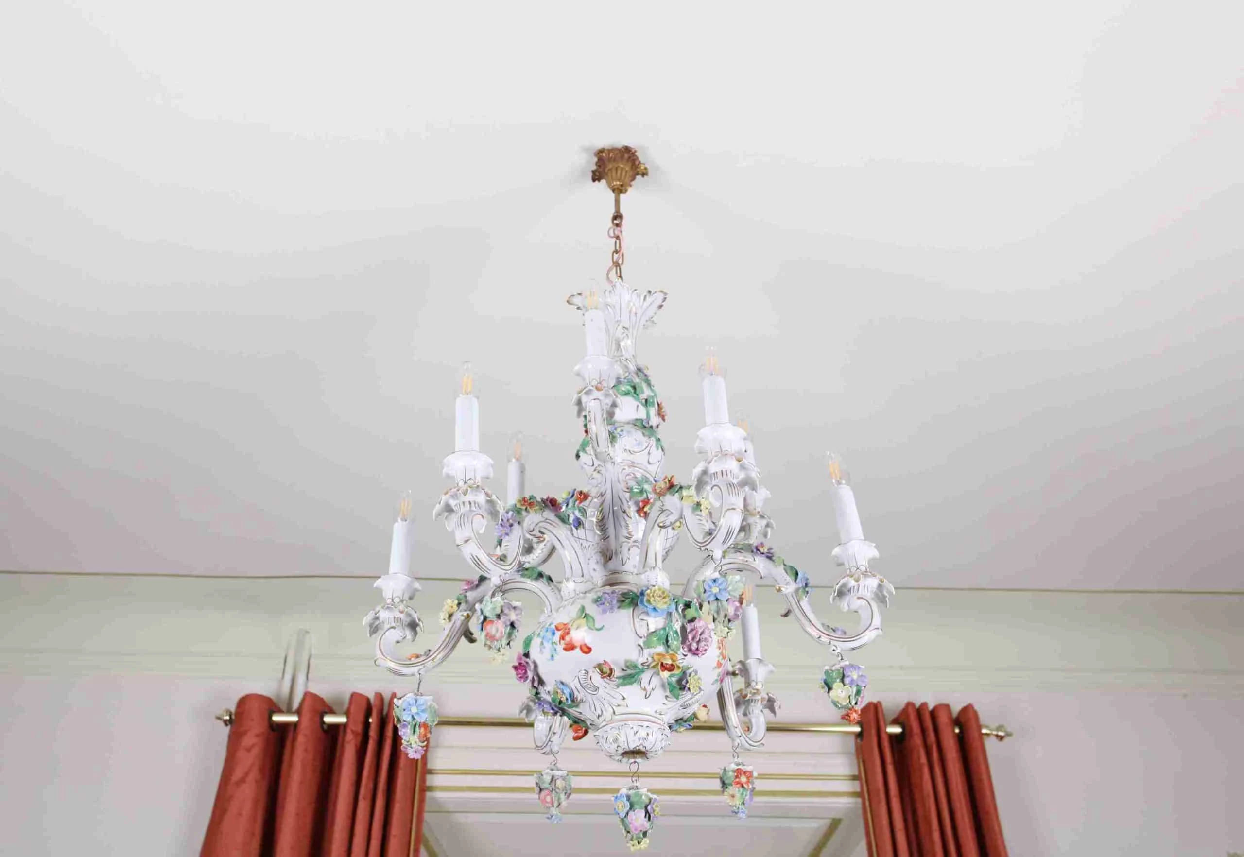 Velký porcelánový lustr. Drážďany