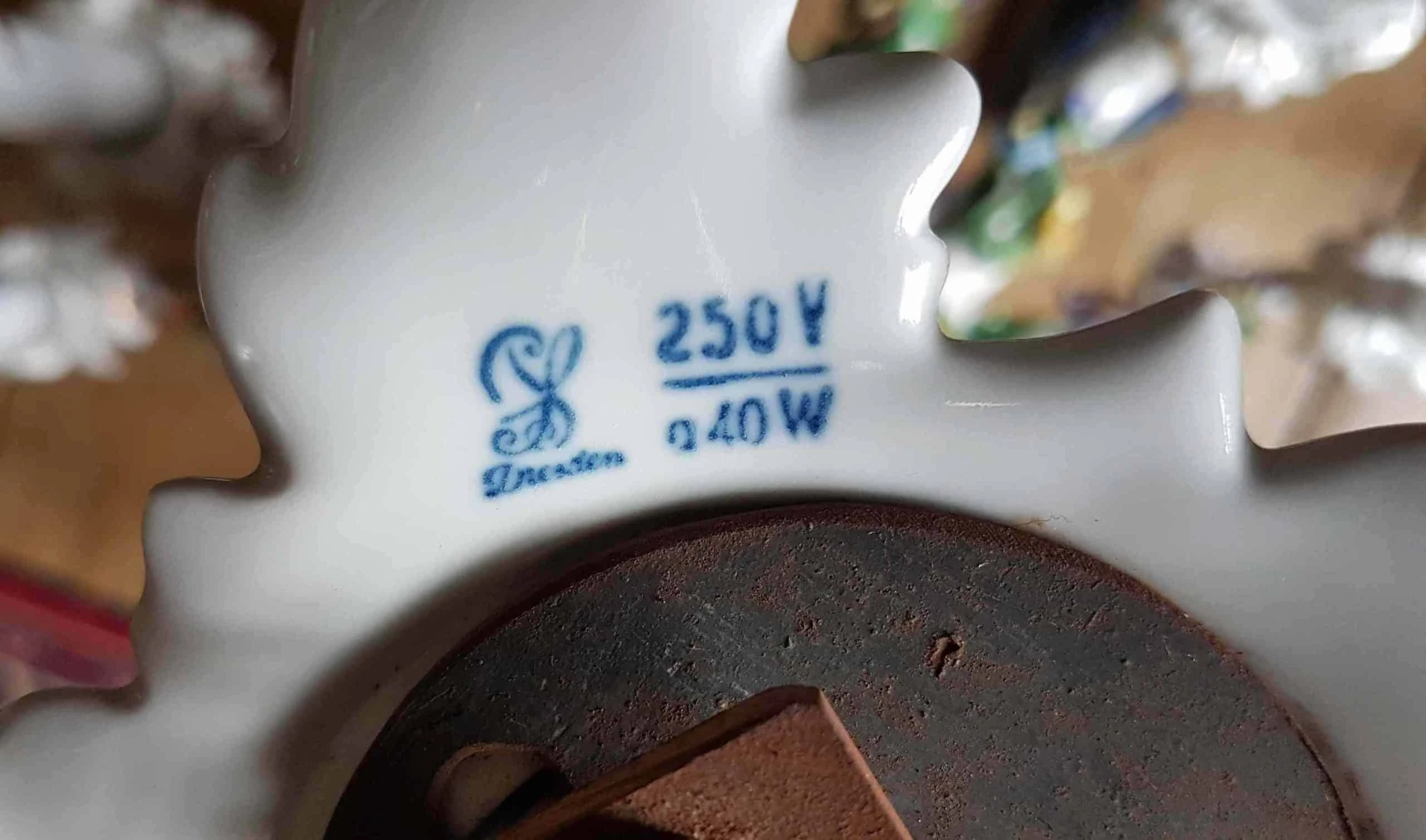 Velký porcelánový lustr. Drážďany