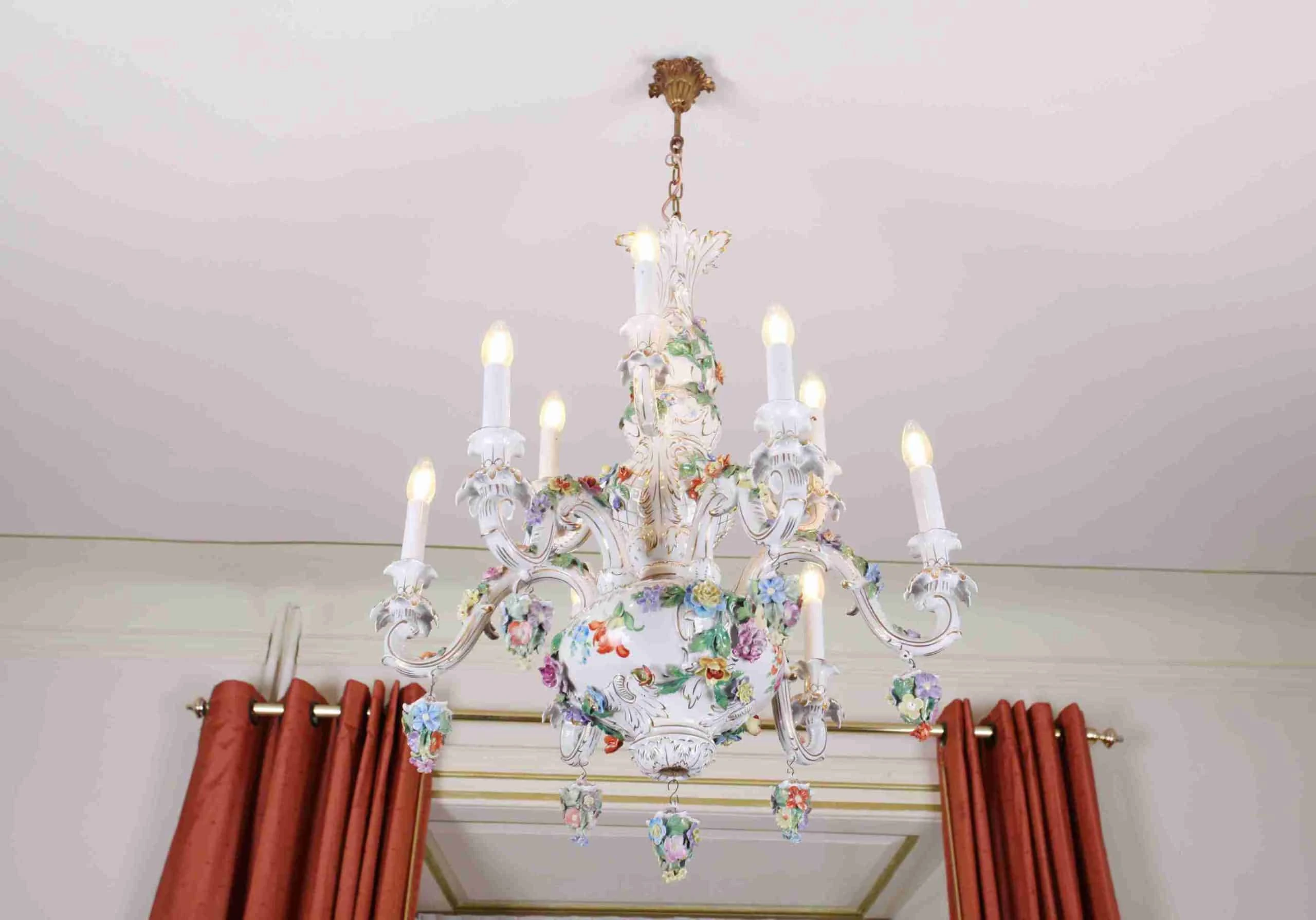 Velký porcelánový lustr. Drážďany
