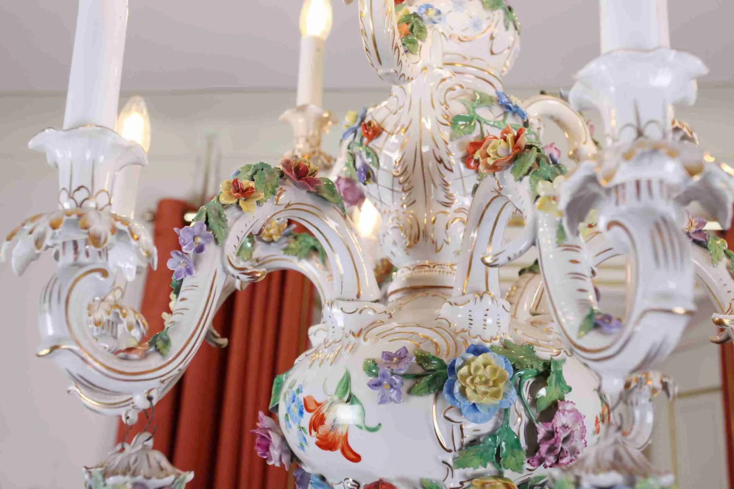 Velký porcelánový lustr. Drážďany