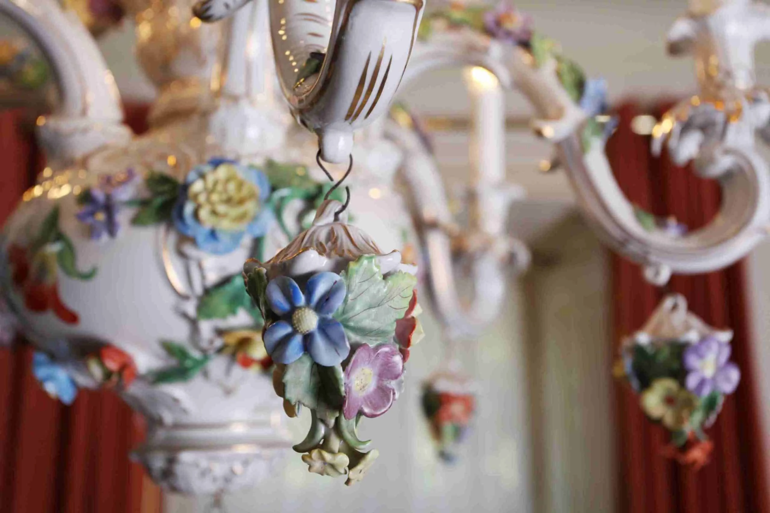 Velký porcelánový lustr. Drážďany