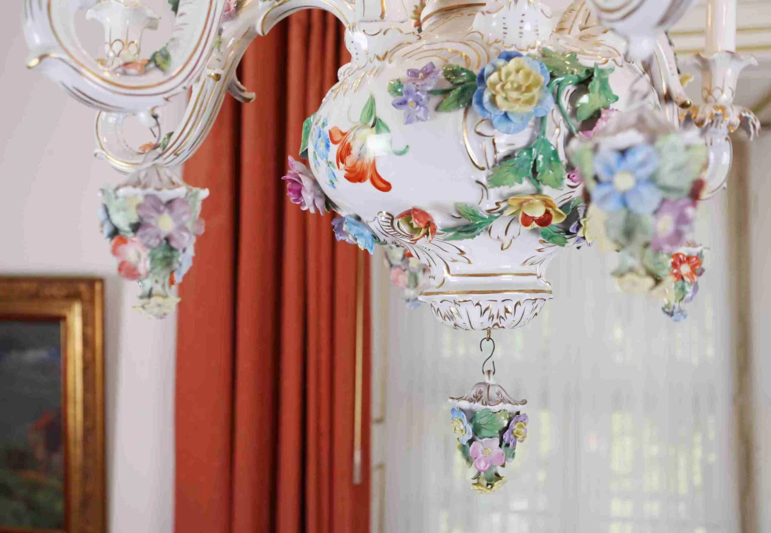 Velký porcelánový lustr. Drážďany