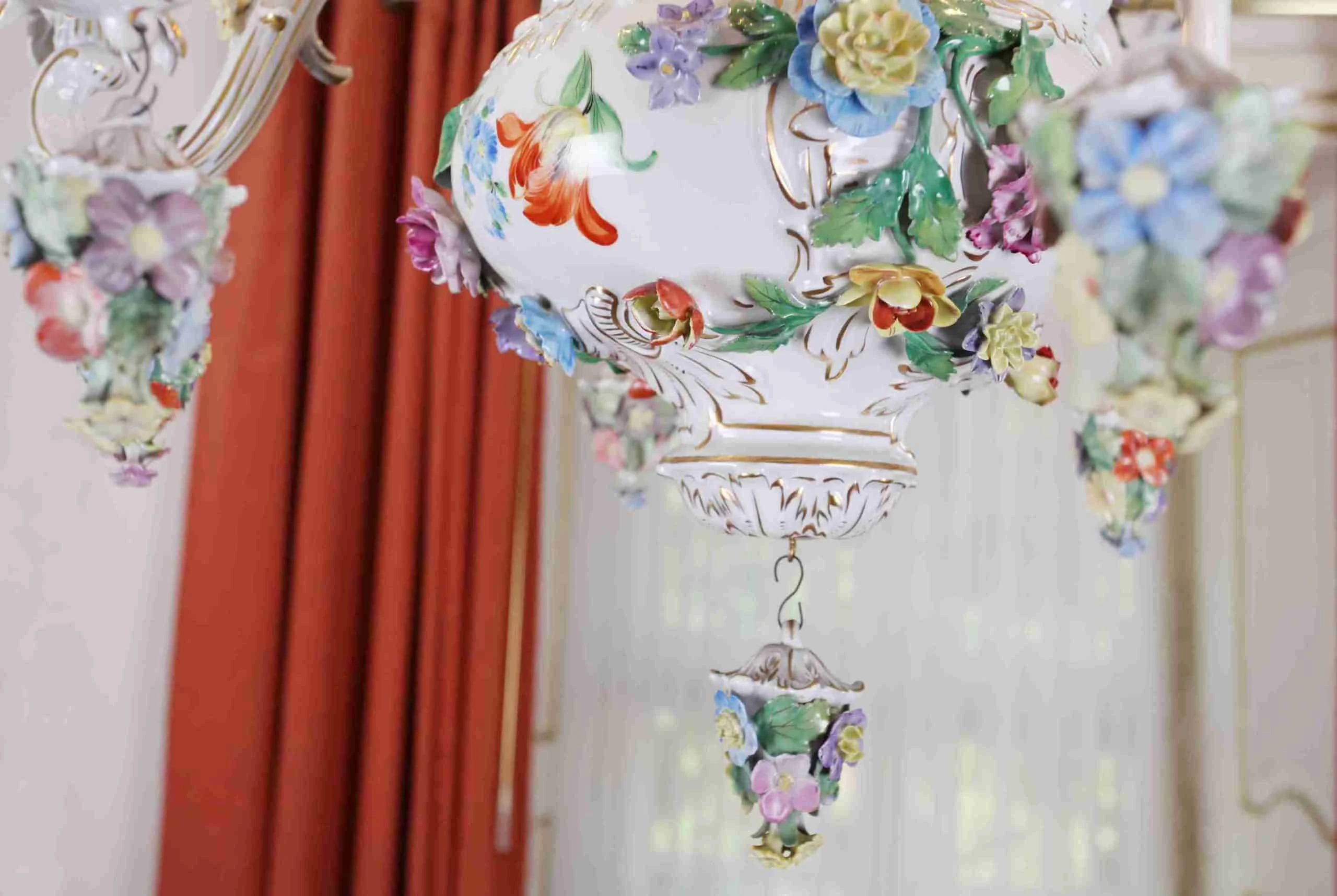 Velký porcelánový lustr. Drážďany