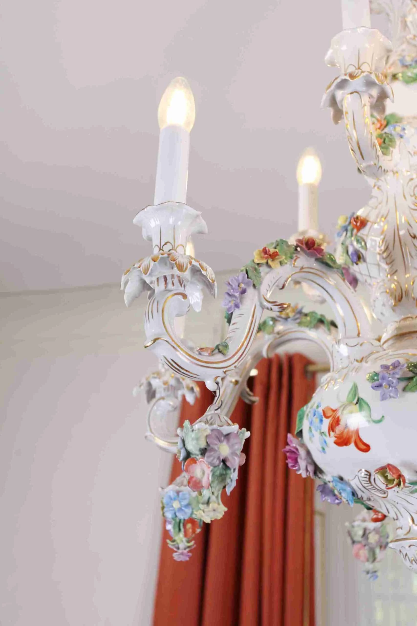 Velký porcelánový lustr. Drážďany