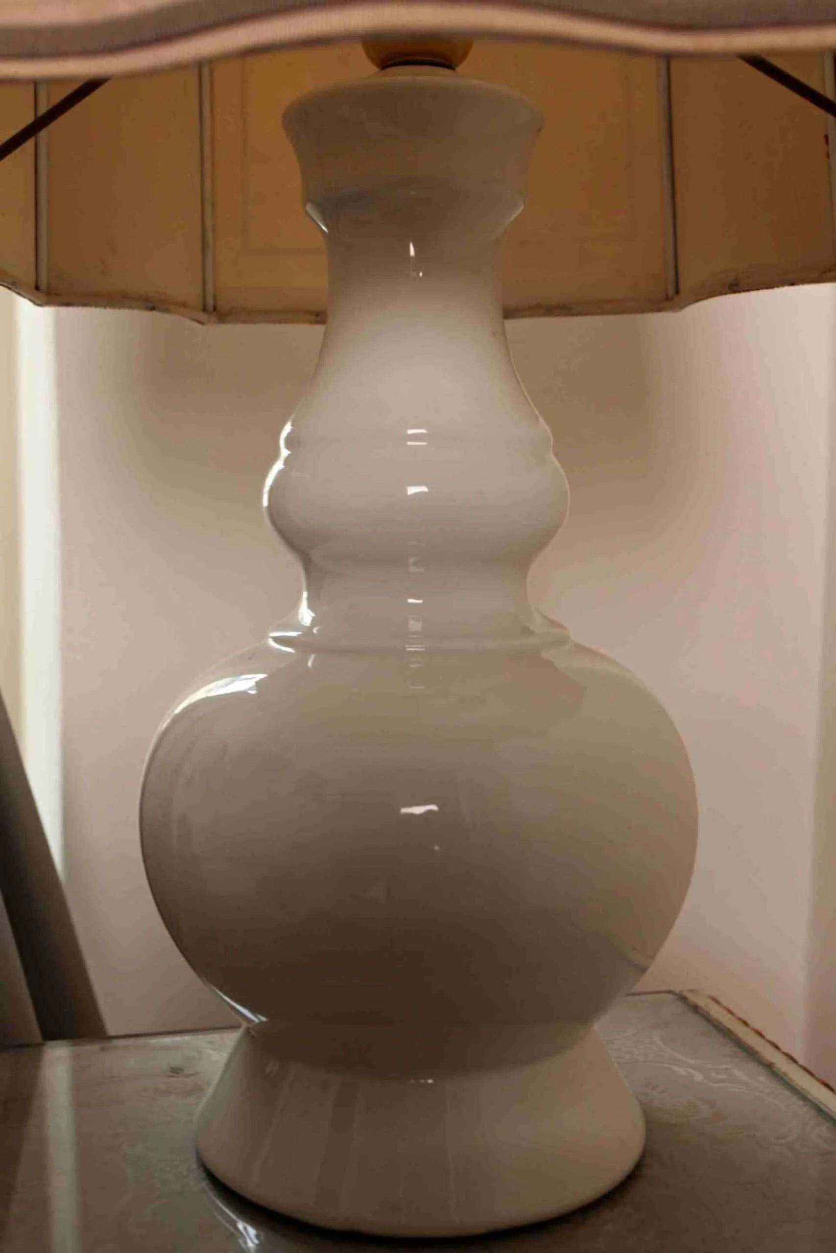Stolní lampa z bílého porcelánu