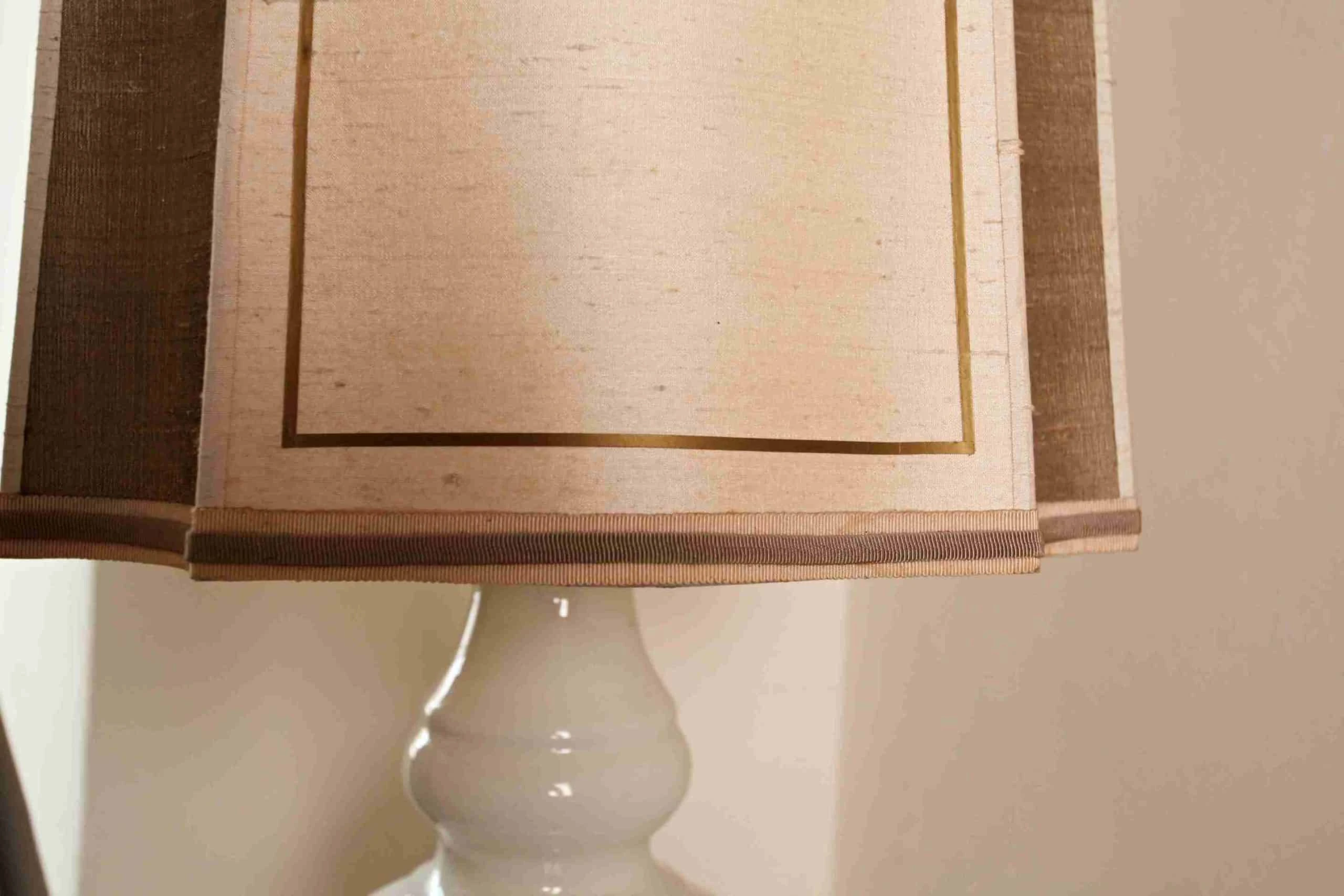 Stolní lampa z bílého porcelánu