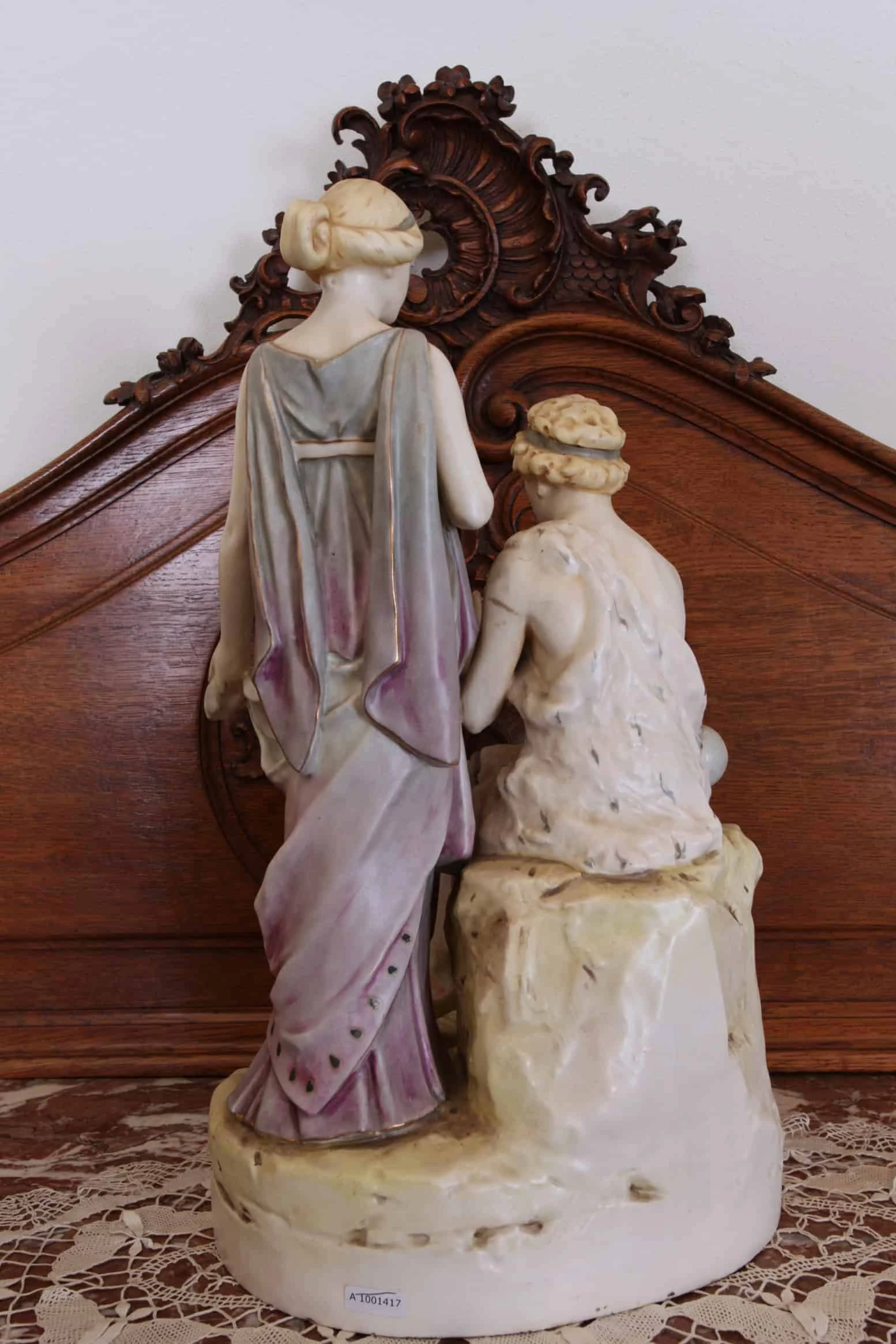 Kameninové sousoší mladého páru. ROYAL DUX výška 49cm