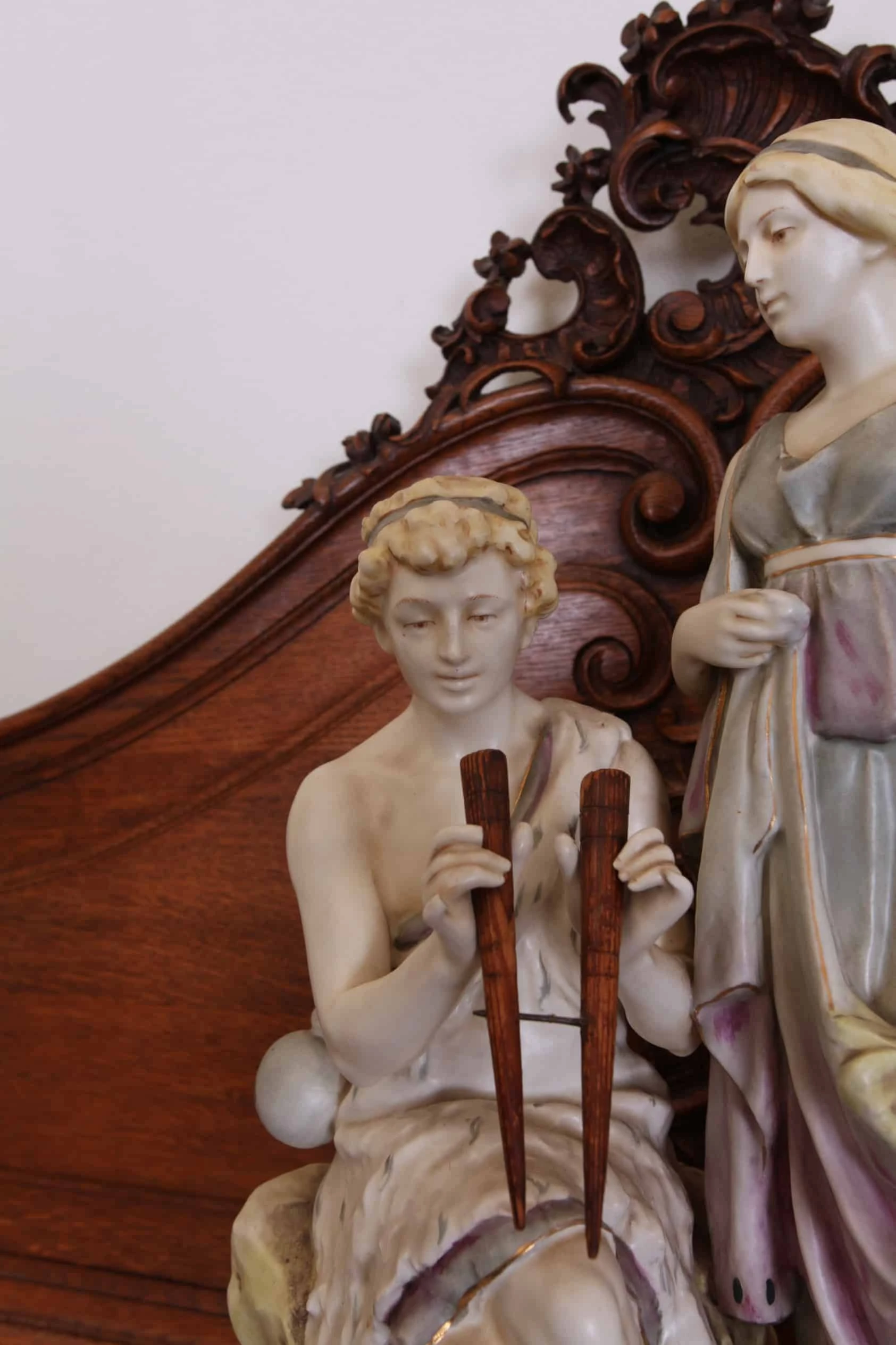 Kameninové sousoší mladého páru. ROYAL DUX výška 49cm