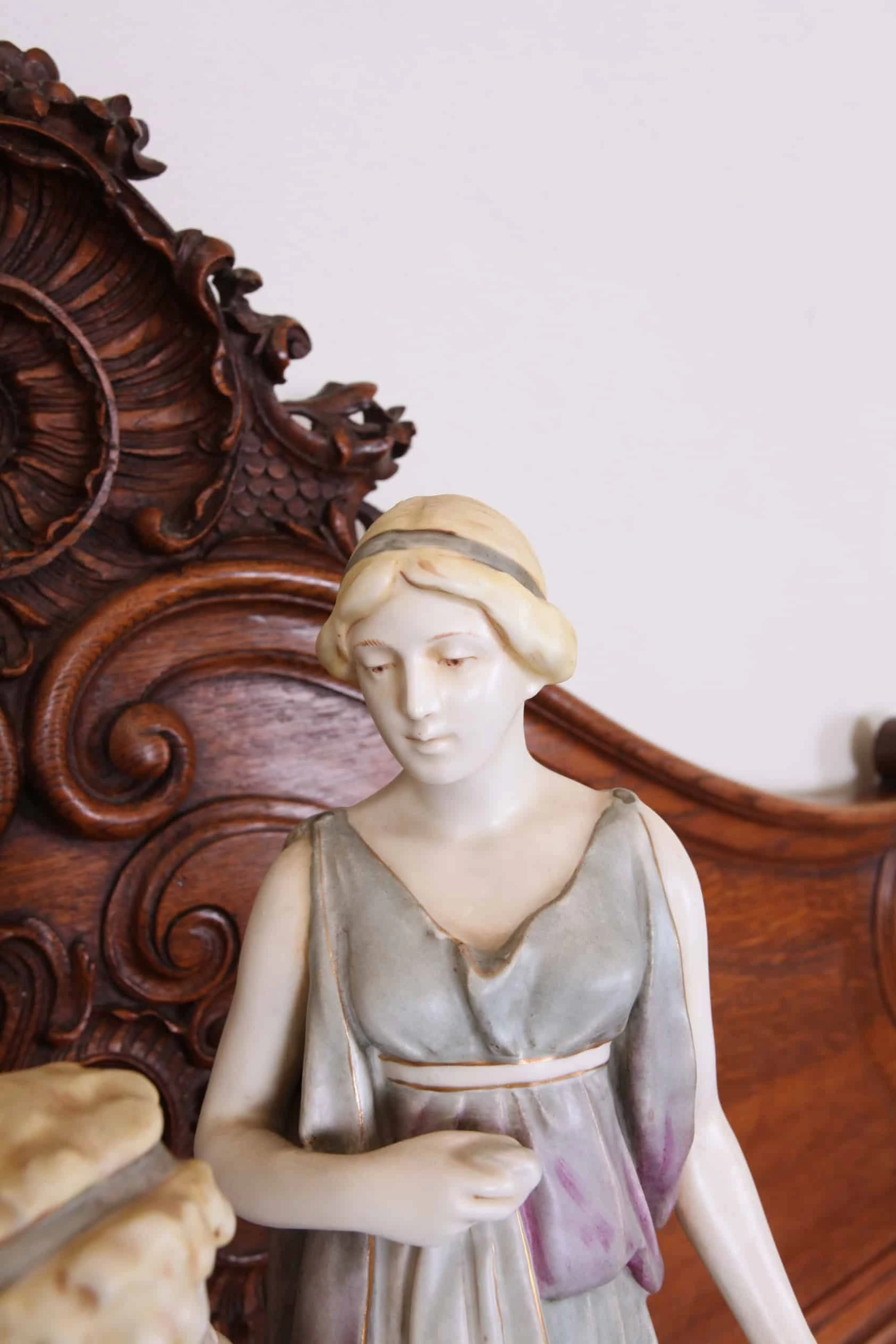 Kameninové sousoší mladého páru. ROYAL DUX výška 49cm