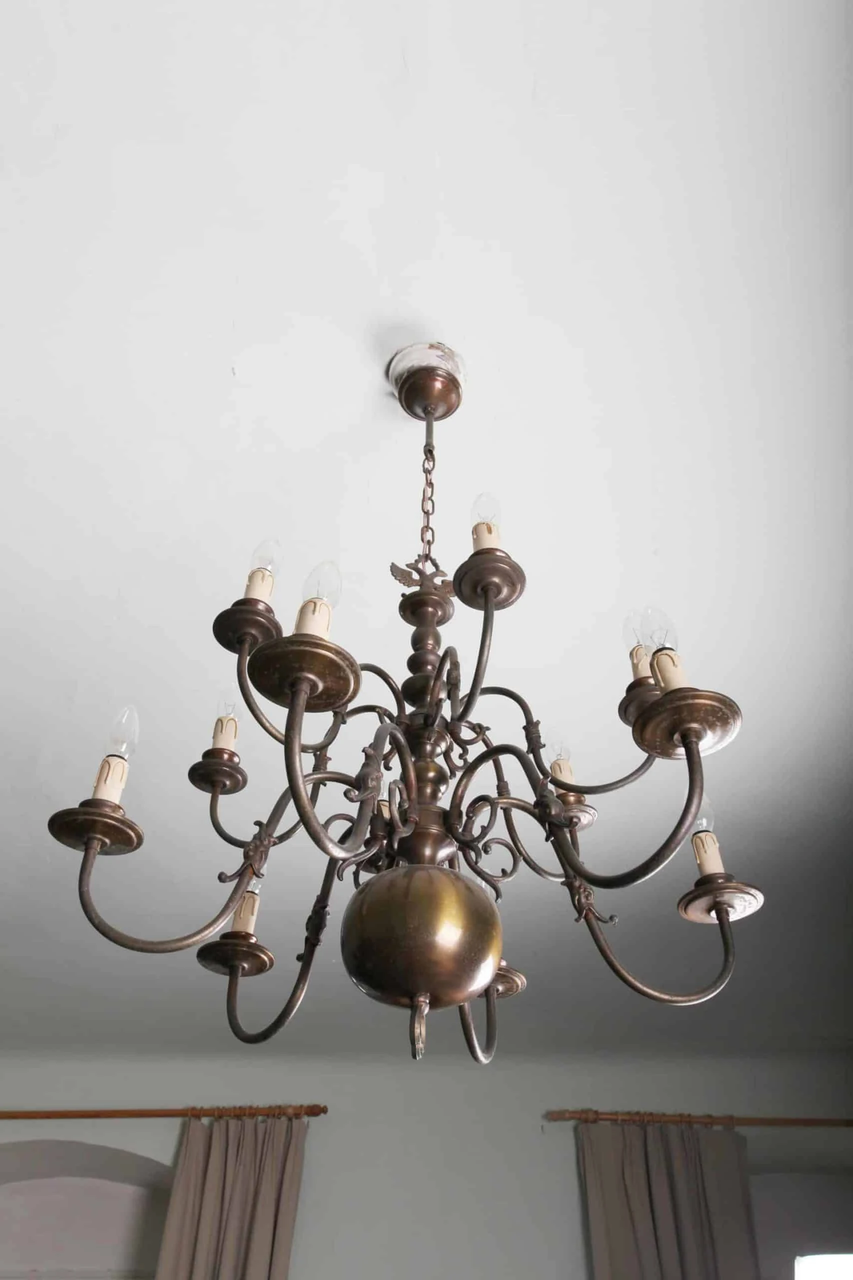 Dvouetážový vlámský lustr s orlicí