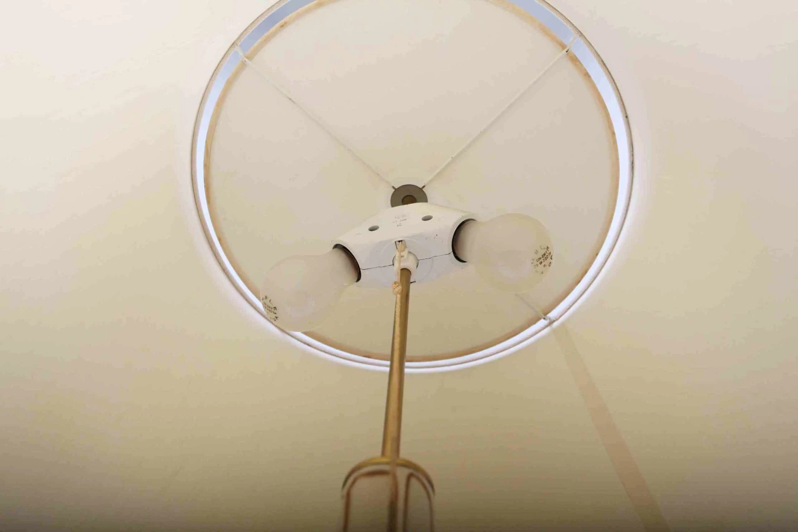 Mosazná stojací lampa s foralním zdobením