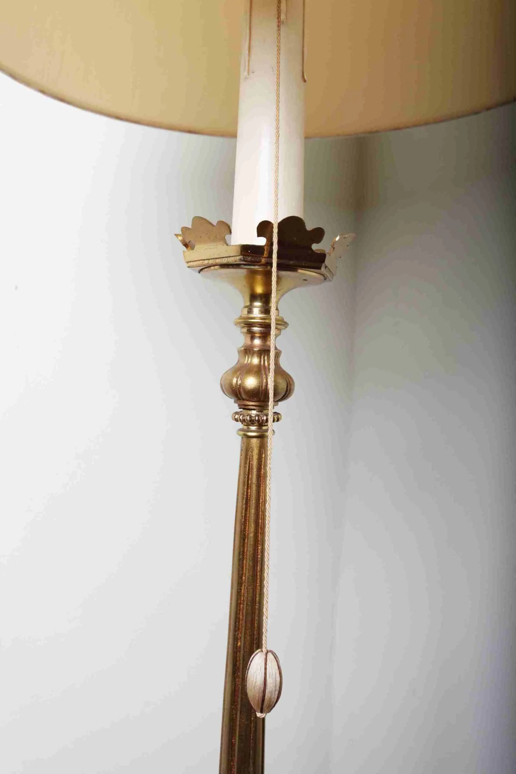 Mosazná stojací lampa s foralním zdobením