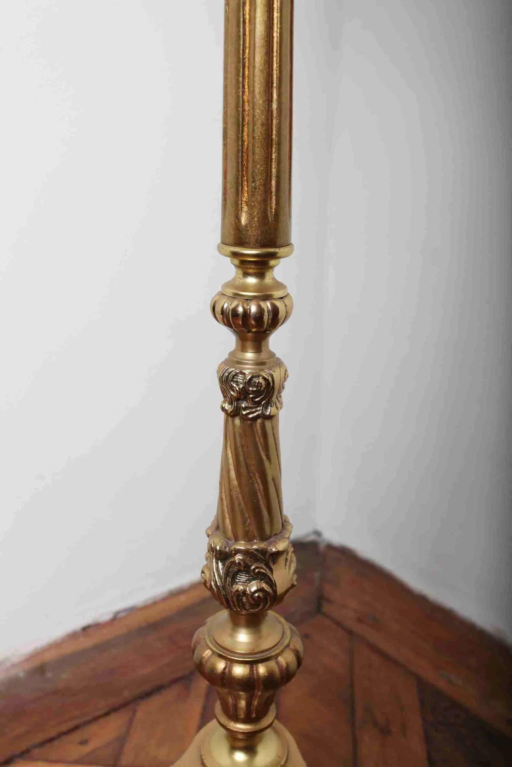 Mosazná stojací lampa s foralním zdobením